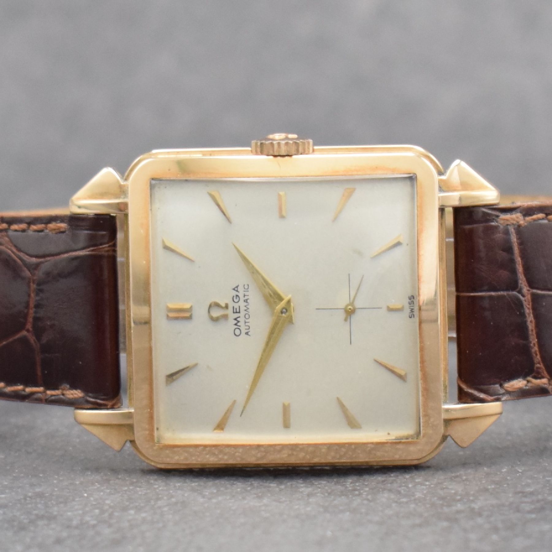 Detail a: OMEGA Herrenarmbanduhr in RoseG 585/000 Referenz 3903, Schweiz um 1951, Hammerautomatik, 2-teil. Geh., Boden aufgedr., silbernes Zifferbl. m. aufgel. ...