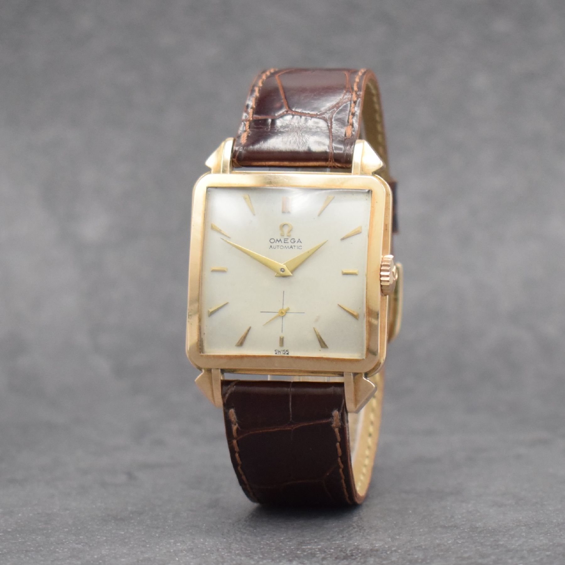 Detail b: OMEGA Herrenarmbanduhr in RoseG 585/000 Referenz 3903, Schweiz um 1951, Hammerautomatik, 2-teil. Geh., Boden aufgedr., silbernes Zifferbl. m. aufgel. ...