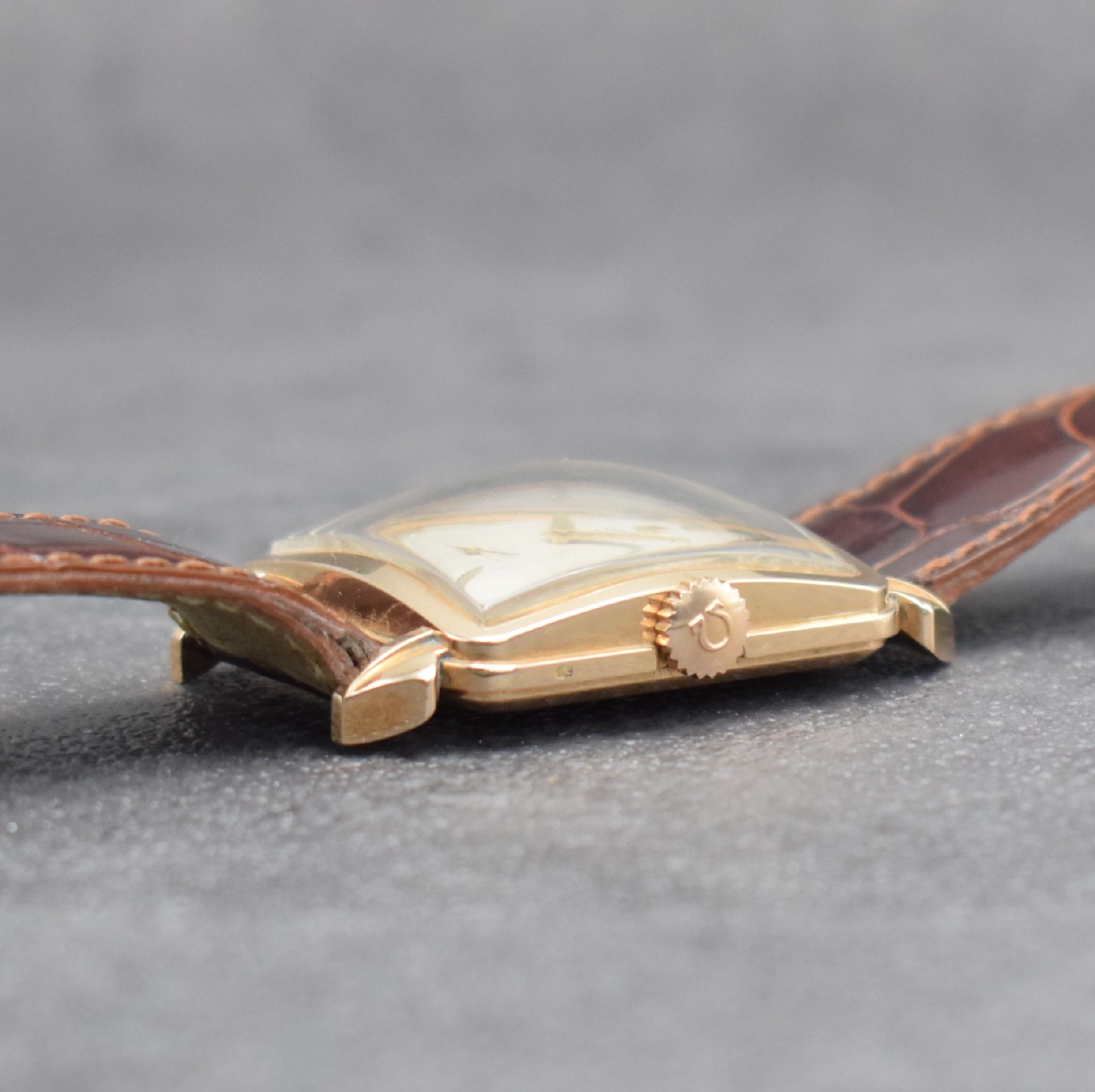 Detail c: OMEGA Herrenarmbanduhr in RoseG 585/000 Referenz 3903, Schweiz um 1951, Hammerautomatik, 2-teil. Geh., Boden aufgedr., silbernes Zifferbl. m. aufgel. ...