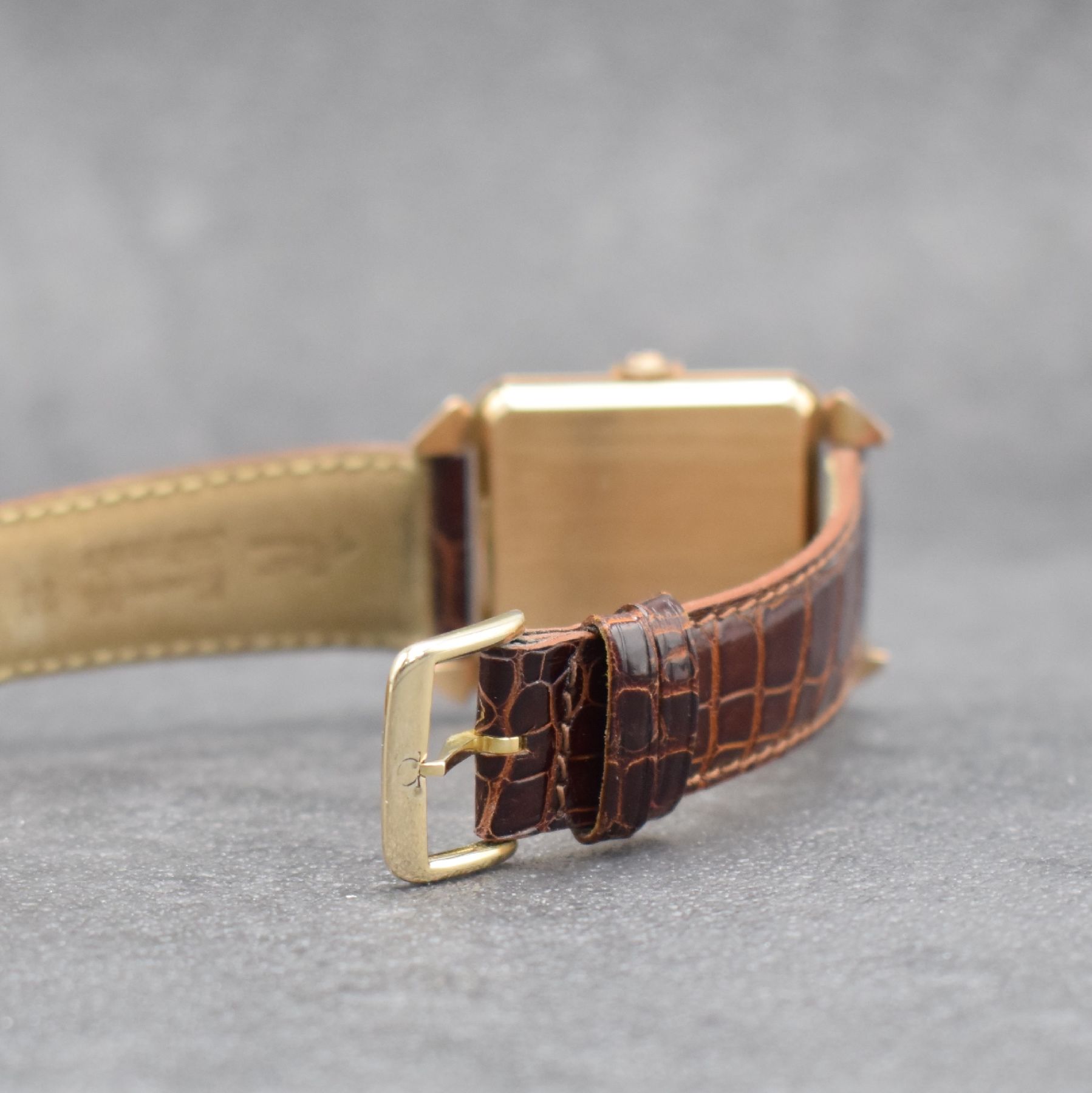 Detail d: OMEGA Herrenarmbanduhr in RoseG 585/000 Referenz 3903, Schweiz um 1951, Hammerautomatik, 2-teil. Geh., Boden aufgedr., silbernes Zifferbl. m. aufgel. ...