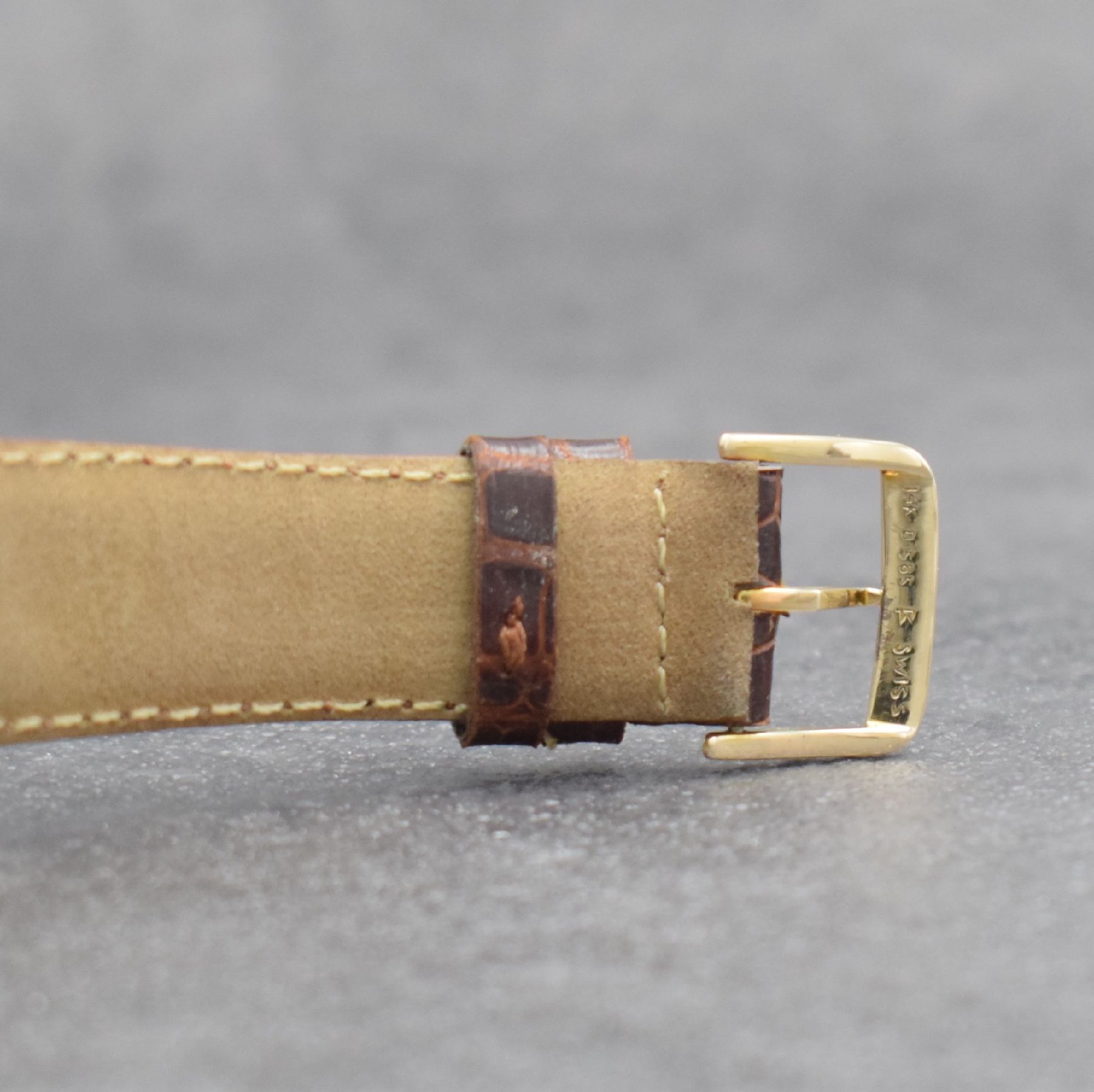 Detail e: OMEGA Herrenarmbanduhr in RoseG 585/000 Referenz 3903, Schweiz um 1951, Hammerautomatik, 2-teil. Geh., Boden aufgedr., silbernes Zifferbl. m. aufgel. ...