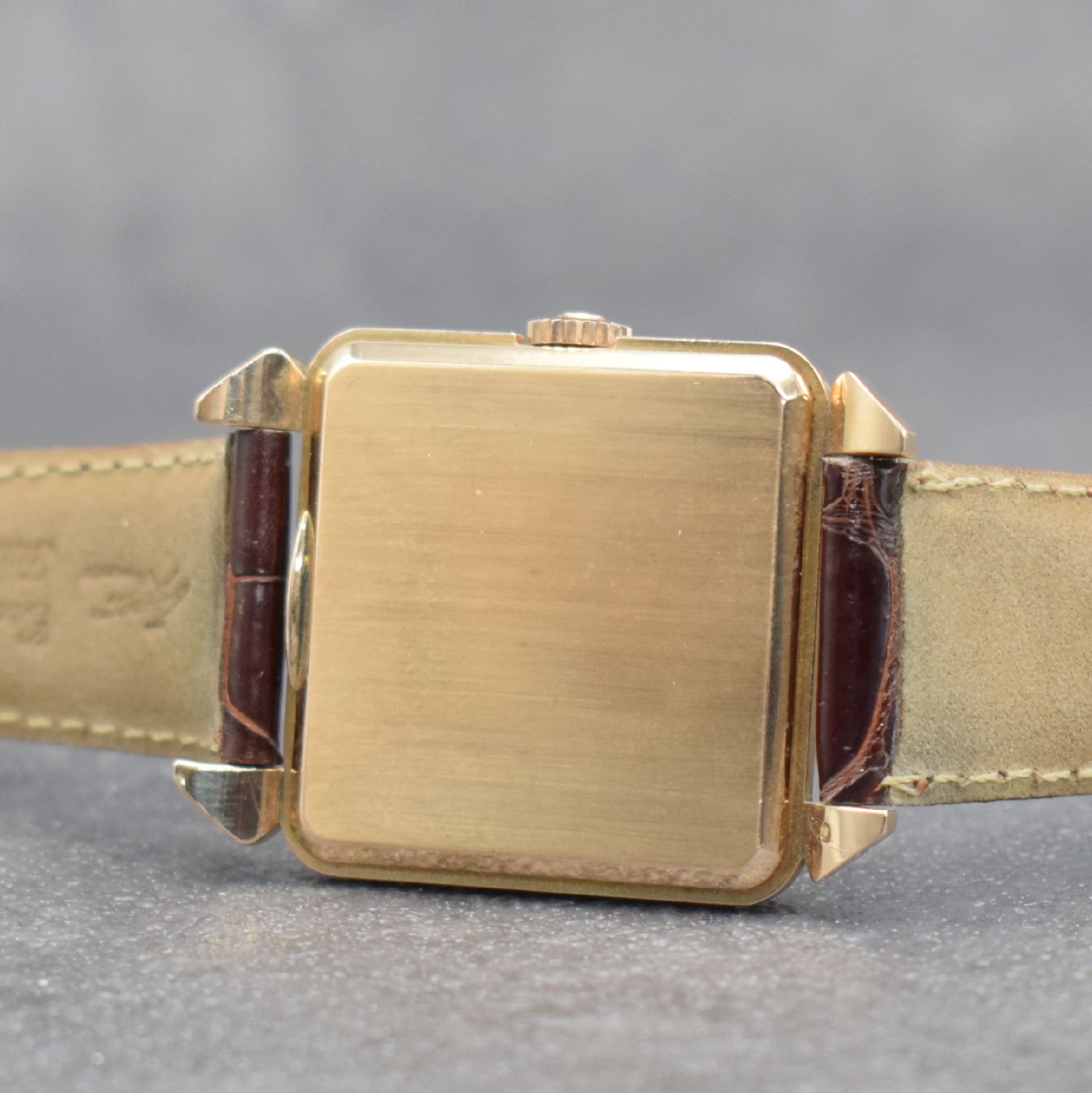 Detail f: OMEGA Herrenarmbanduhr in RoseG 585/000 Referenz 3903, Schweiz um 1951, Hammerautomatik, 2-teil. Geh., Boden aufgedr., silbernes Zifferbl. m. aufgel. ...