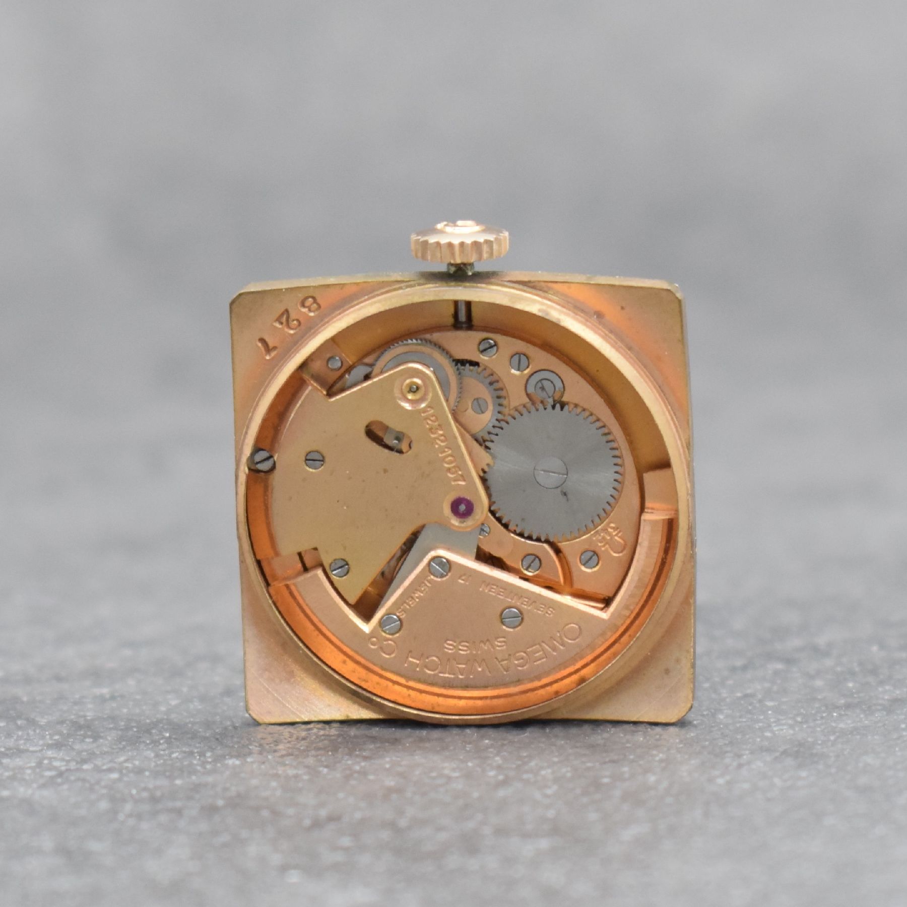 Detail g: OMEGA Herrenarmbanduhr in RoseG 585/000 Referenz 3903, Schweiz um 1951, Hammerautomatik, 2-teil. Geh., Boden aufgedr., silbernes Zifferbl. m. aufgel. ...