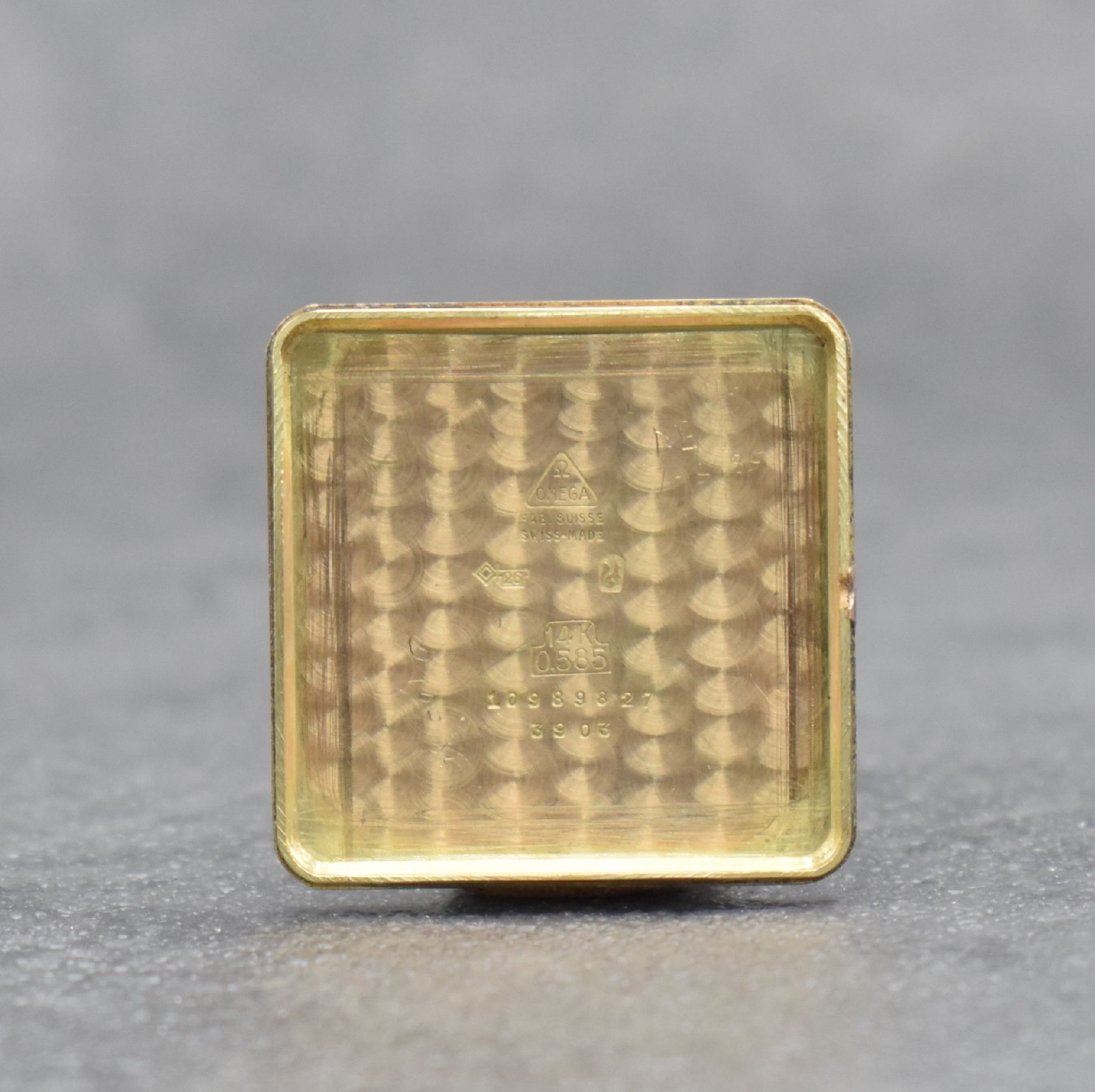 Detail h: OMEGA Herrenarmbanduhr in RoseG 585/000 Referenz 3903, Schweiz um 1951, Hammerautomatik, 2-teil. Geh., Boden aufgedr., silbernes Zifferbl. m. aufgel. ...