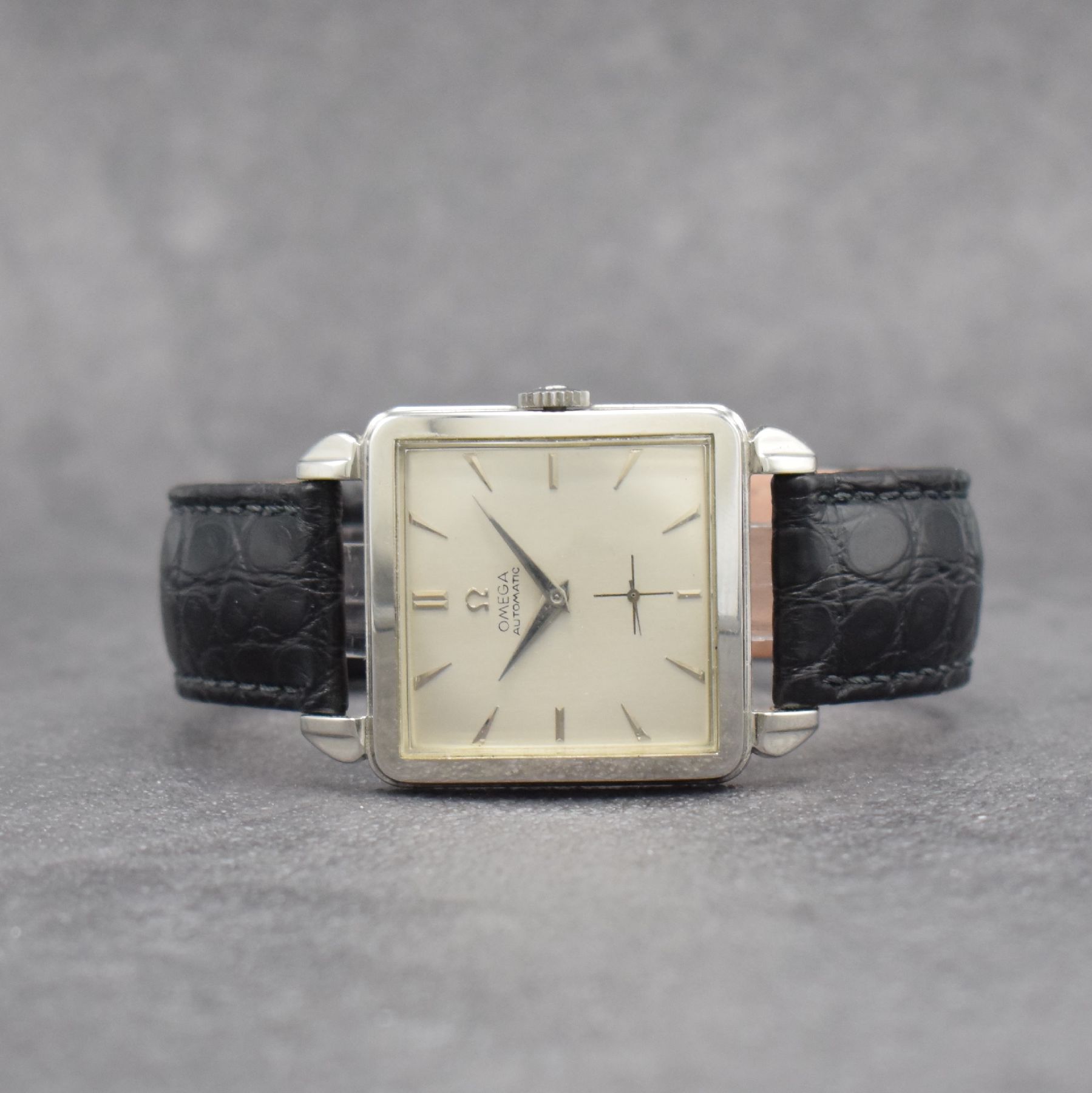 OMEGA Herrenarmbanduhr in Stahl Referenz 3903 -5, Schweiz um 1951, Hammerautomatik, 2- teil. Geh., Boden aufgedr., silbernes Zifferbl. m. aufgel. ...