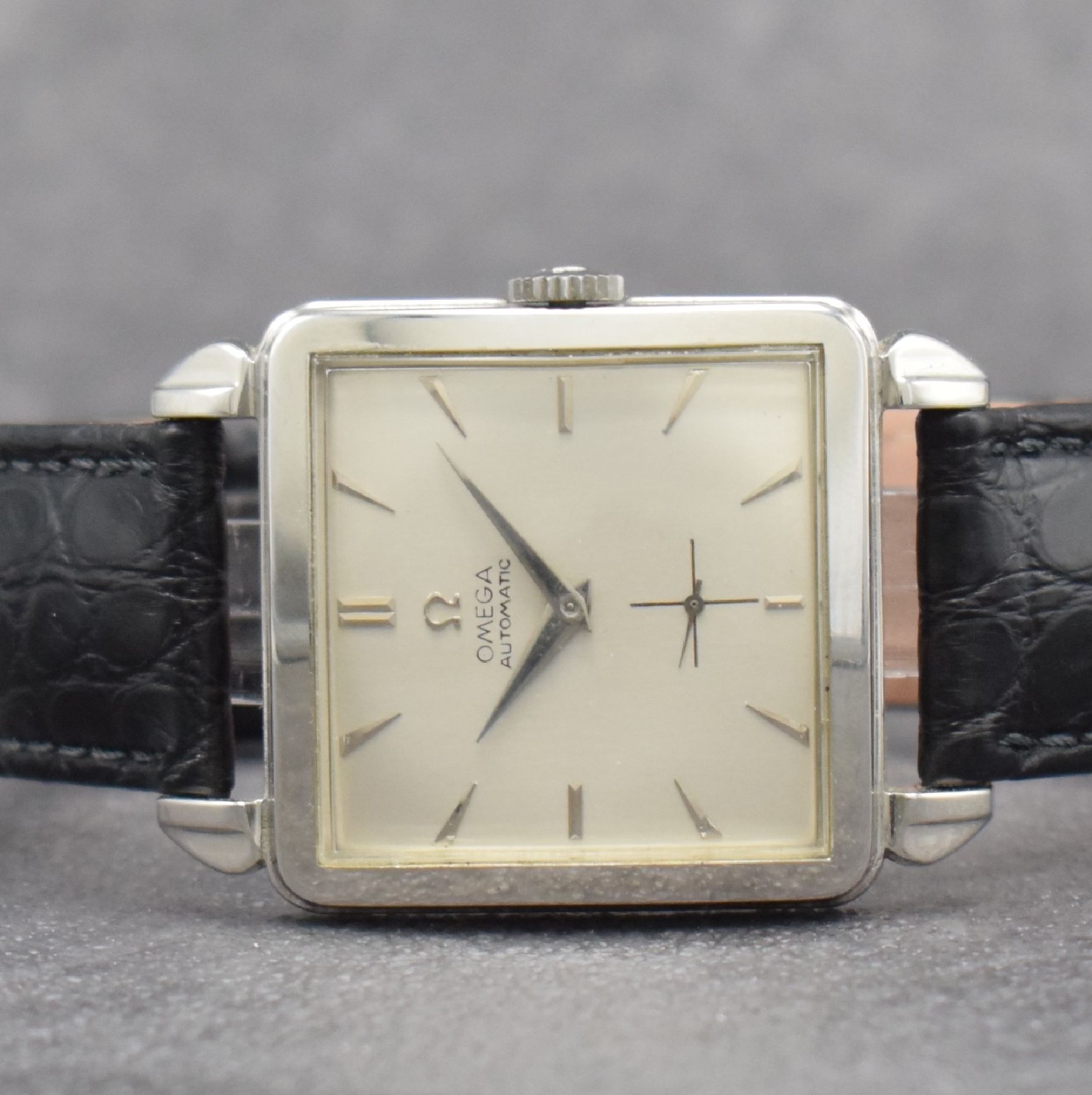 Detail a: OMEGA Herrenarmbanduhr in Stahl Referenz 3903 -5, Schweiz um 1951, Hammerautomatik, 2- teil. Geh., Boden aufgedr., silbernes Zifferbl. m. aufgel. ...