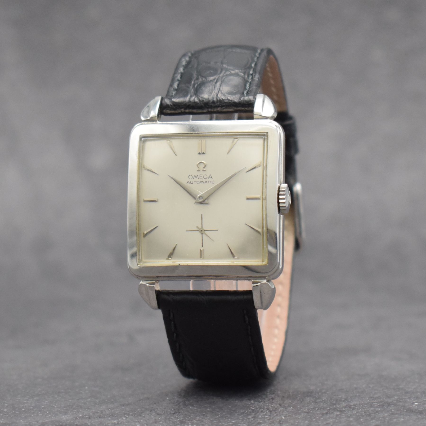 Detail b: OMEGA Herrenarmbanduhr in Stahl Referenz 3903 -5, Schweiz um 1951, Hammerautomatik, 2- teil. Geh., Boden aufgedr., silbernes Zifferbl. m. aufgel. ...