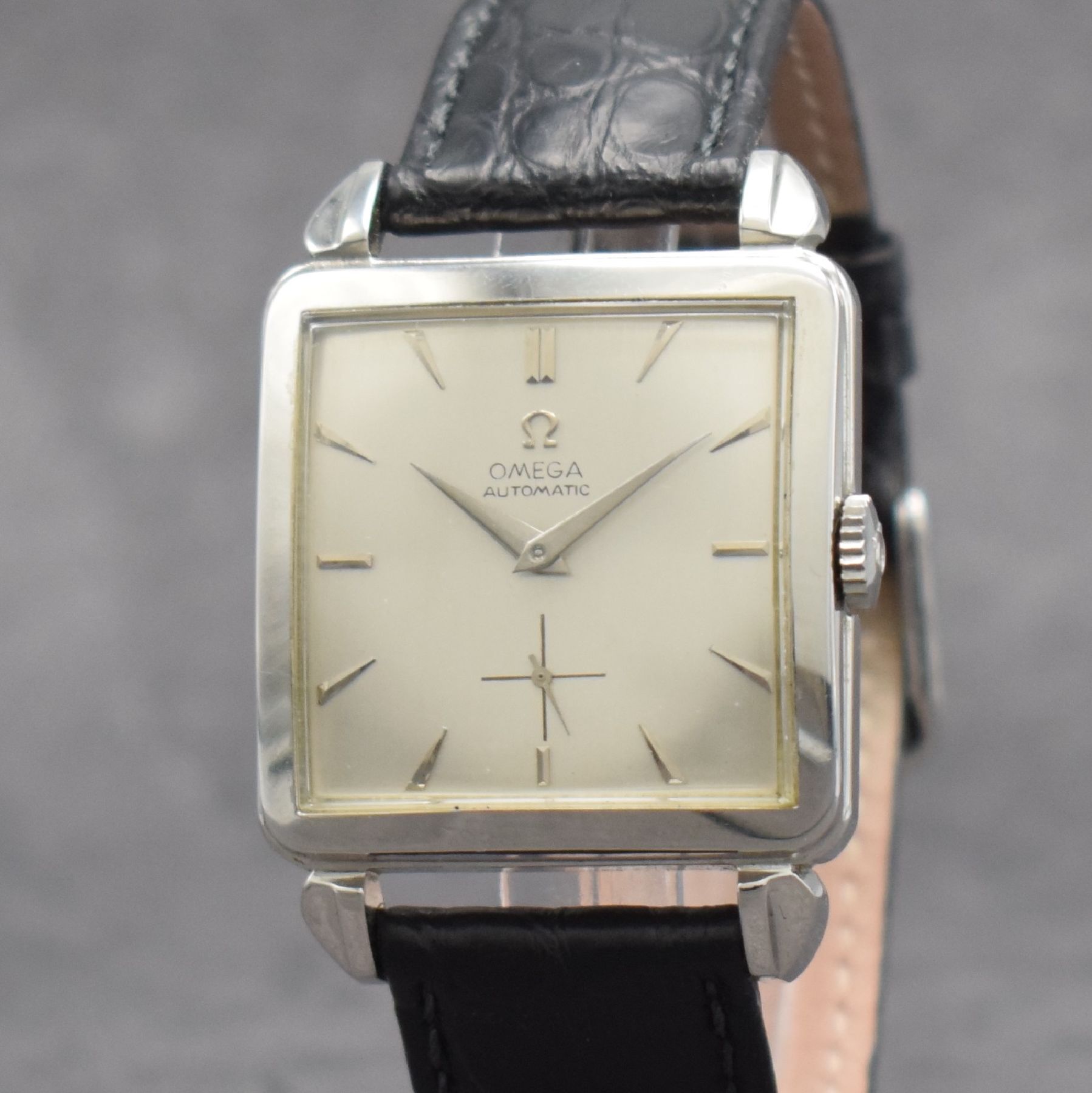 Detail c: OMEGA Herrenarmbanduhr in Stahl Referenz 3903 -5, Schweiz um 1951, Hammerautomatik, 2- teil. Geh., Boden aufgedr., silbernes Zifferbl. m. aufgel. ...