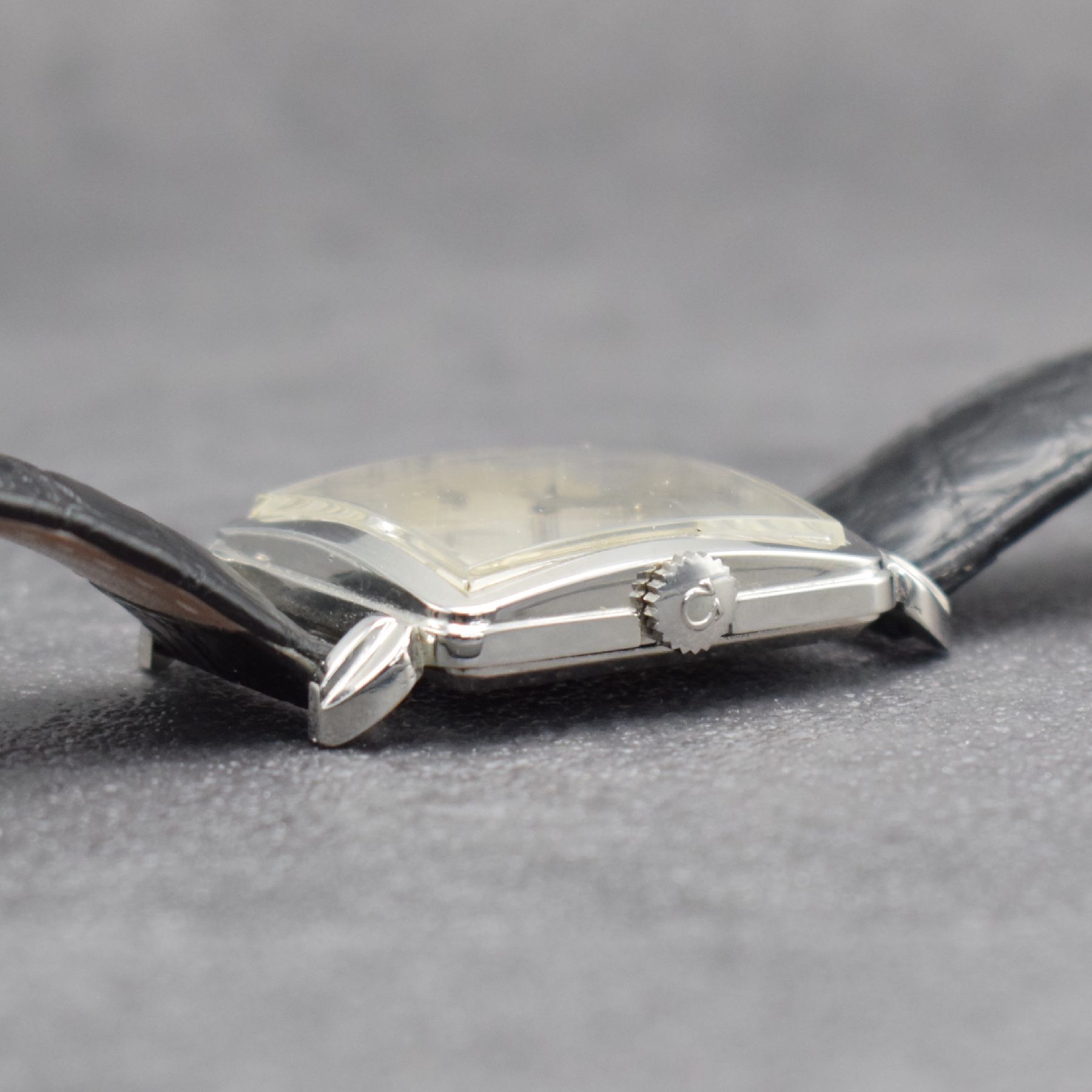 Detail d: OMEGA Herrenarmbanduhr in Stahl Referenz 3903 -5, Schweiz um 1951, Hammerautomatik, 2- teil. Geh., Boden aufgedr., silbernes Zifferbl. m. aufgel. ...