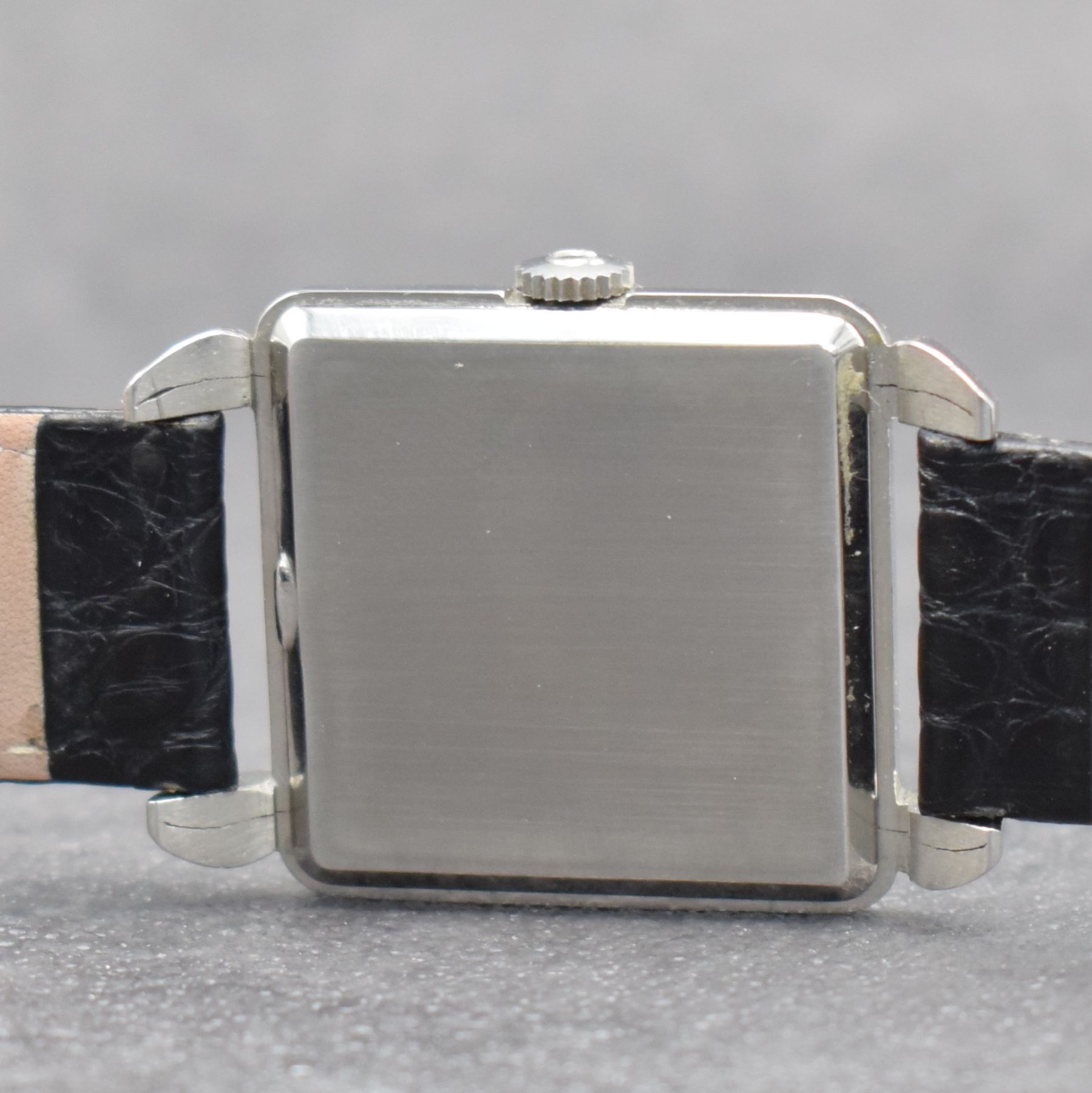 Detail e: OMEGA Herrenarmbanduhr in Stahl Referenz 3903 -5, Schweiz um 1951, Hammerautomatik, 2- teil. Geh., Boden aufgedr., silbernes Zifferbl. m. aufgel. ...