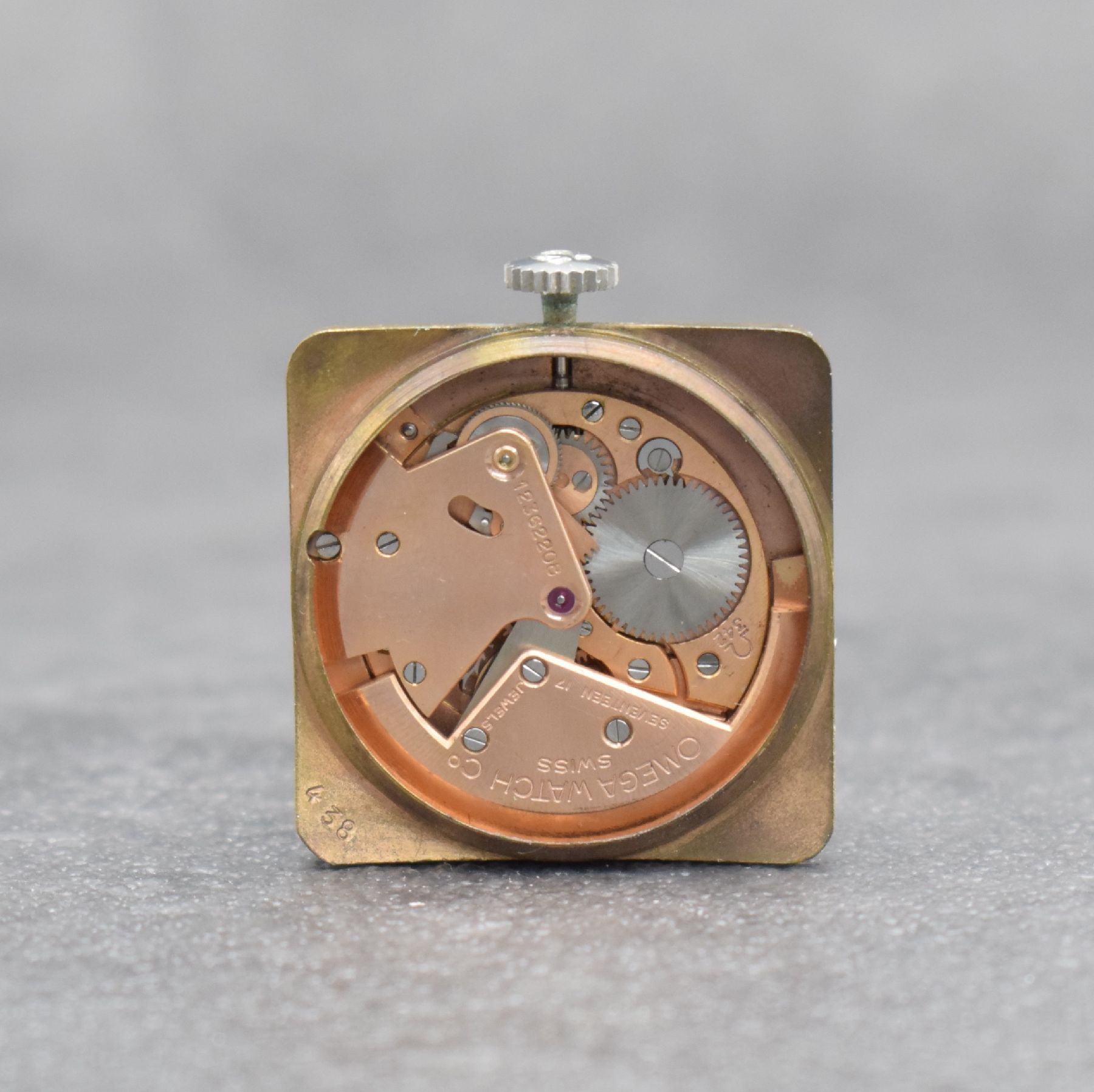 Detail f: OMEGA Herrenarmbanduhr in Stahl Referenz 3903 -5, Schweiz um 1951, Hammerautomatik, 2- teil. Geh., Boden aufgedr., silbernes Zifferbl. m. aufgel. ...