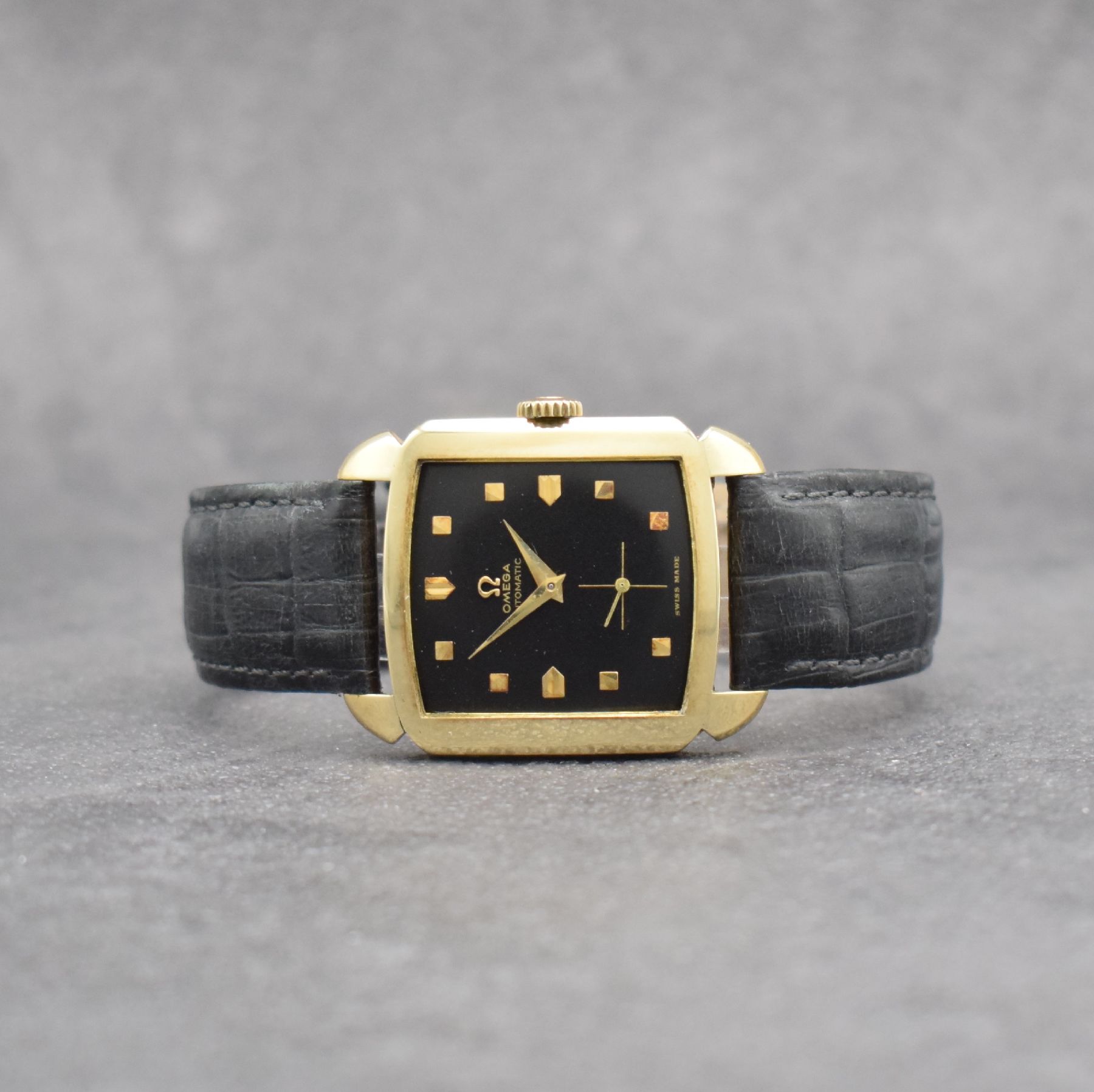 OMEGA Herrenarmbanduhr in GG 585/000 Referenz 3950, Schweiz um 1953, Hammerautomatik, 2- teil. Geh., Boden aufgedr., schwarzes Kontrastzifferbl. m. ...