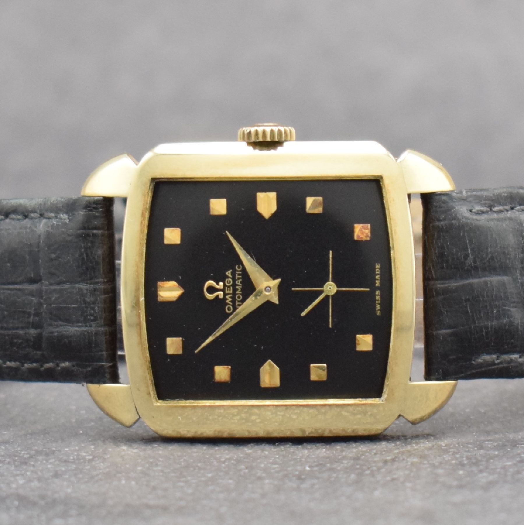 Detail a: OMEGA Herrenarmbanduhr in GG 585/000 Referenz 3950, Schweiz um 1953, Hammerautomatik, 2- teil. Geh., Boden aufgedr., schwarzes Kontrastzifferbl. m. ...