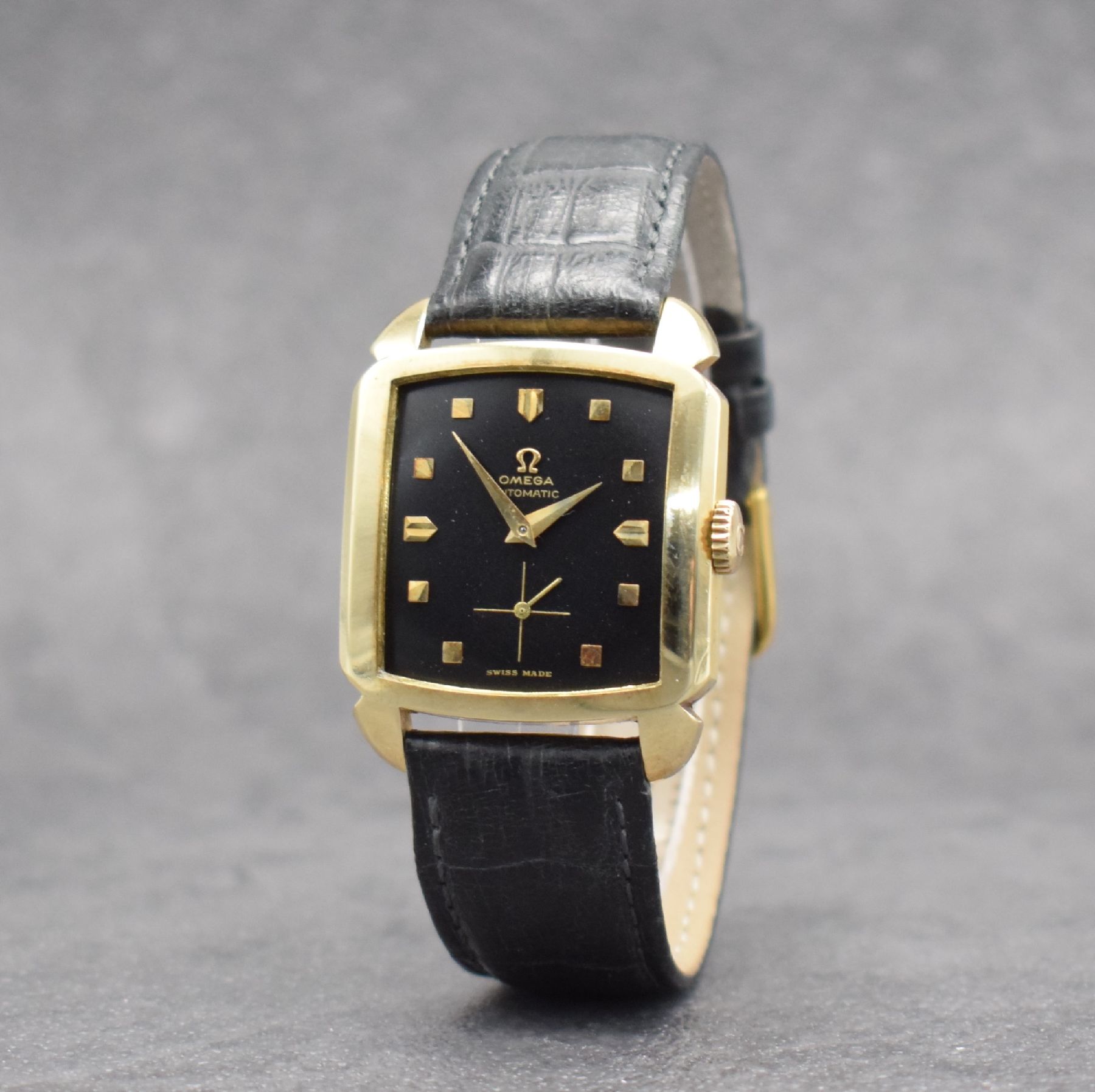 Detail b: OMEGA Herrenarmbanduhr in GG 585/000 Referenz 3950, Schweiz um 1953, Hammerautomatik, 2- teil. Geh., Boden aufgedr., schwarzes Kontrastzifferbl. m. ...