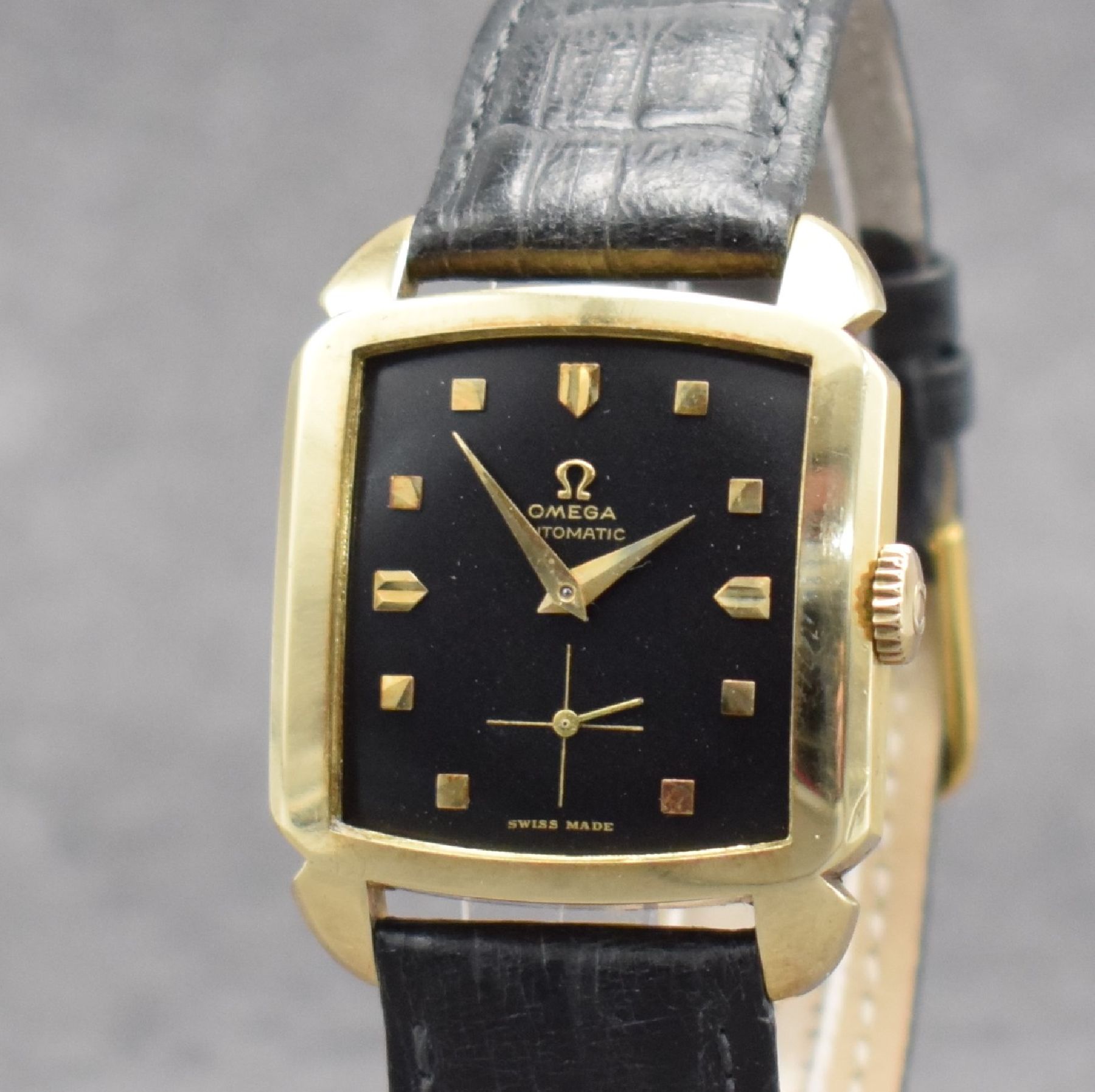 Detail c: OMEGA Herrenarmbanduhr in GG 585/000 Referenz 3950, Schweiz um 1953, Hammerautomatik, 2- teil. Geh., Boden aufgedr., schwarzes Kontrastzifferbl. m. ...