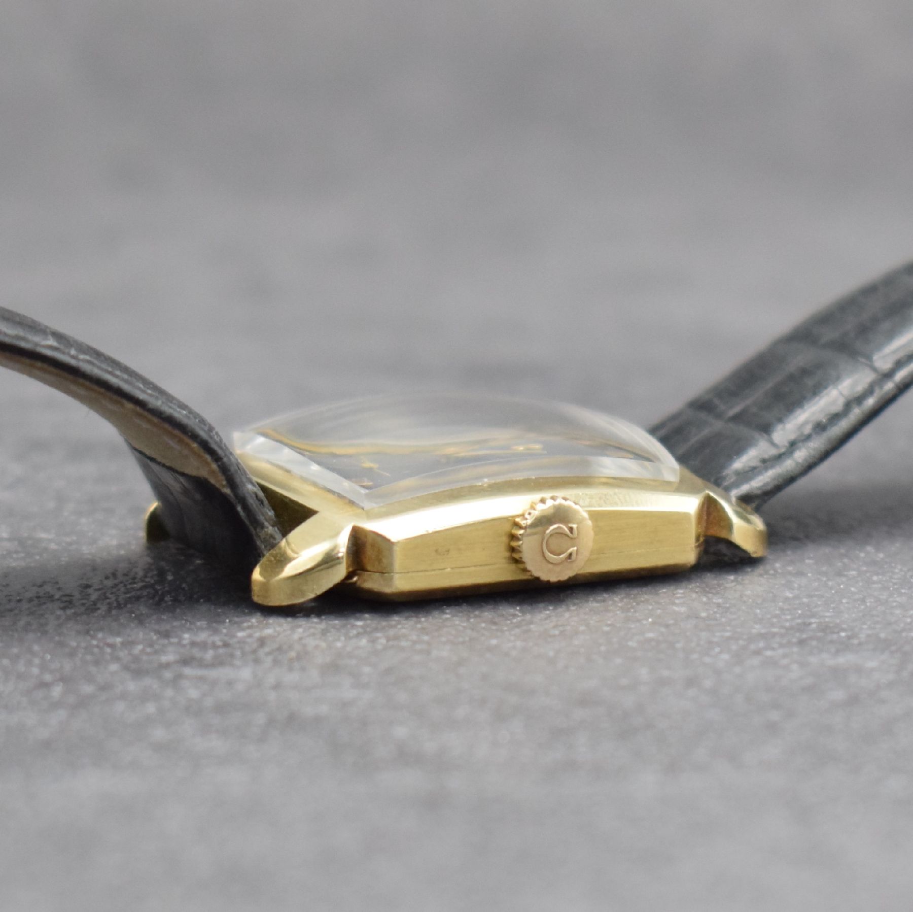 Detail d: OMEGA Herrenarmbanduhr in GG 585/000 Referenz 3950, Schweiz um 1953, Hammerautomatik, 2- teil. Geh., Boden aufgedr., schwarzes Kontrastzifferbl. m. ...