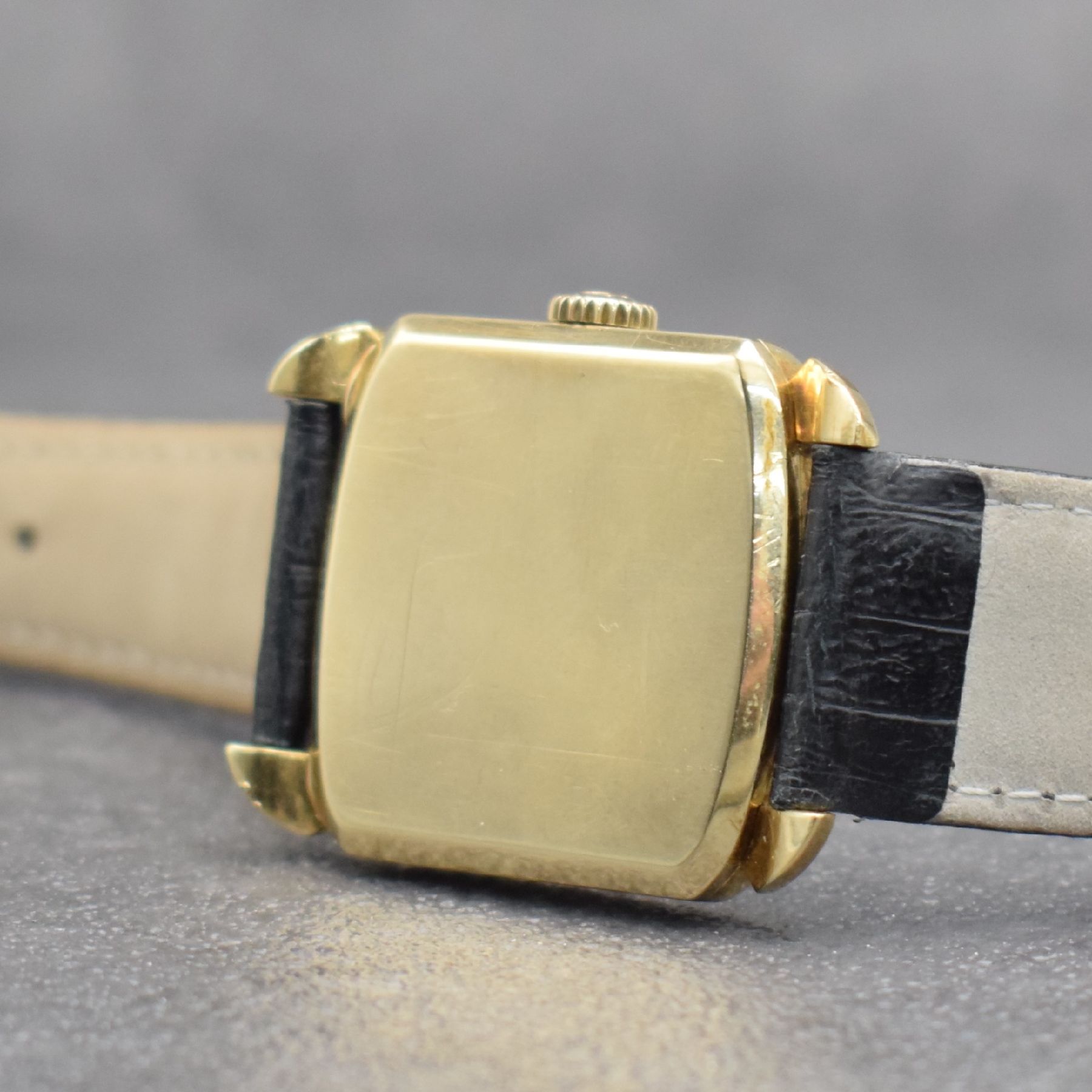Detail e: OMEGA Herrenarmbanduhr in GG 585/000 Referenz 3950, Schweiz um 1953, Hammerautomatik, 2- teil. Geh., Boden aufgedr., schwarzes Kontrastzifferbl. m. ...