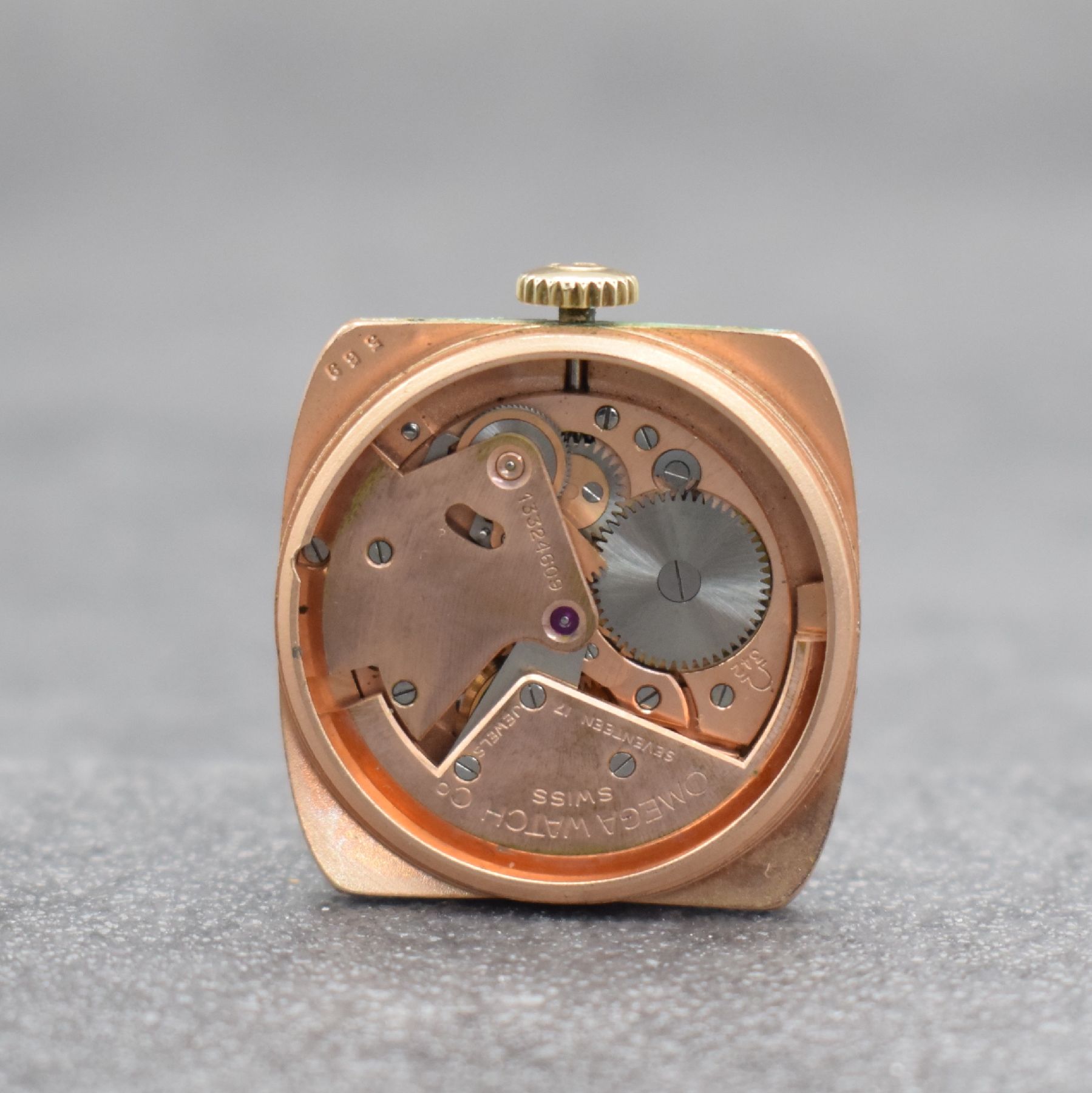 Detail f: OMEGA Herrenarmbanduhr in GG 585/000 Referenz 3950, Schweiz um 1953, Hammerautomatik, 2- teil. Geh., Boden aufgedr., schwarzes Kontrastzifferbl. m. ...