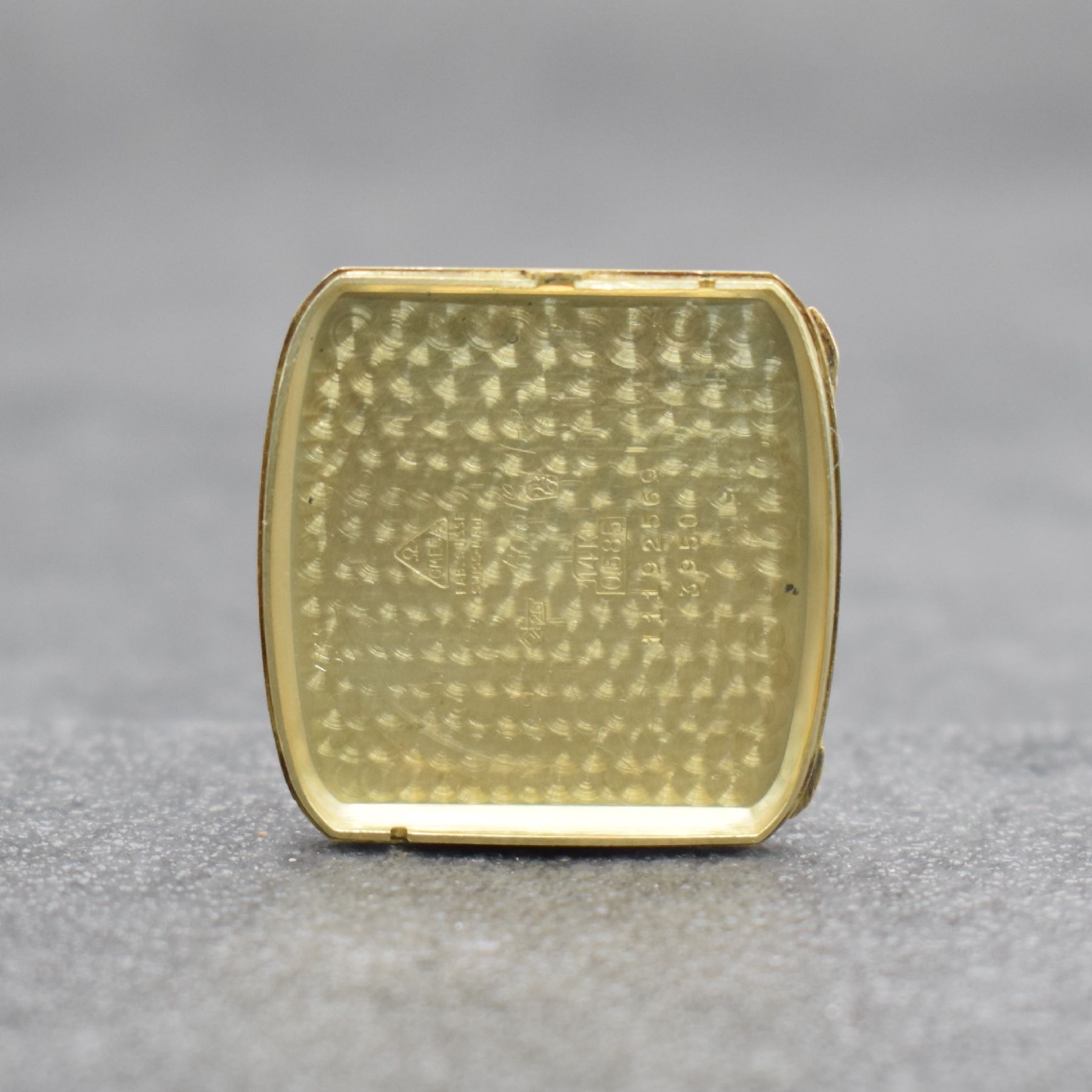 Detail g: OMEGA Herrenarmbanduhr in GG 585/000 Referenz 3950, Schweiz um 1953, Hammerautomatik, 2- teil. Geh., Boden aufgedr., schwarzes Kontrastzifferbl. m. ...