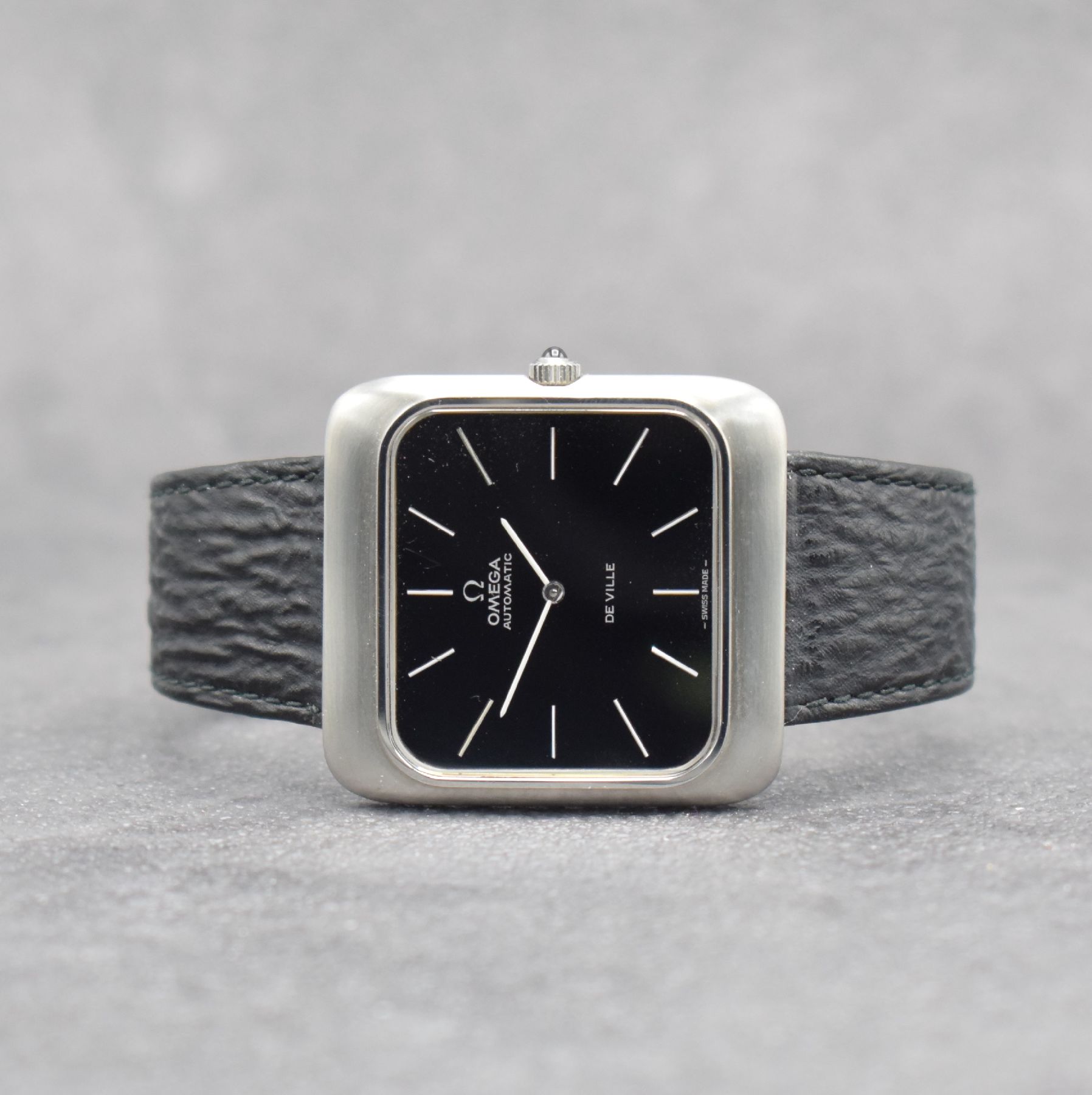 OMEGA De Ville ungetragene Herrenarmbanduhr inStahl, Automatik, Schweiz um 1974, Boden aufgedr., Lederband m. Omega Stiftschließe, Schmuckkrone, ...
