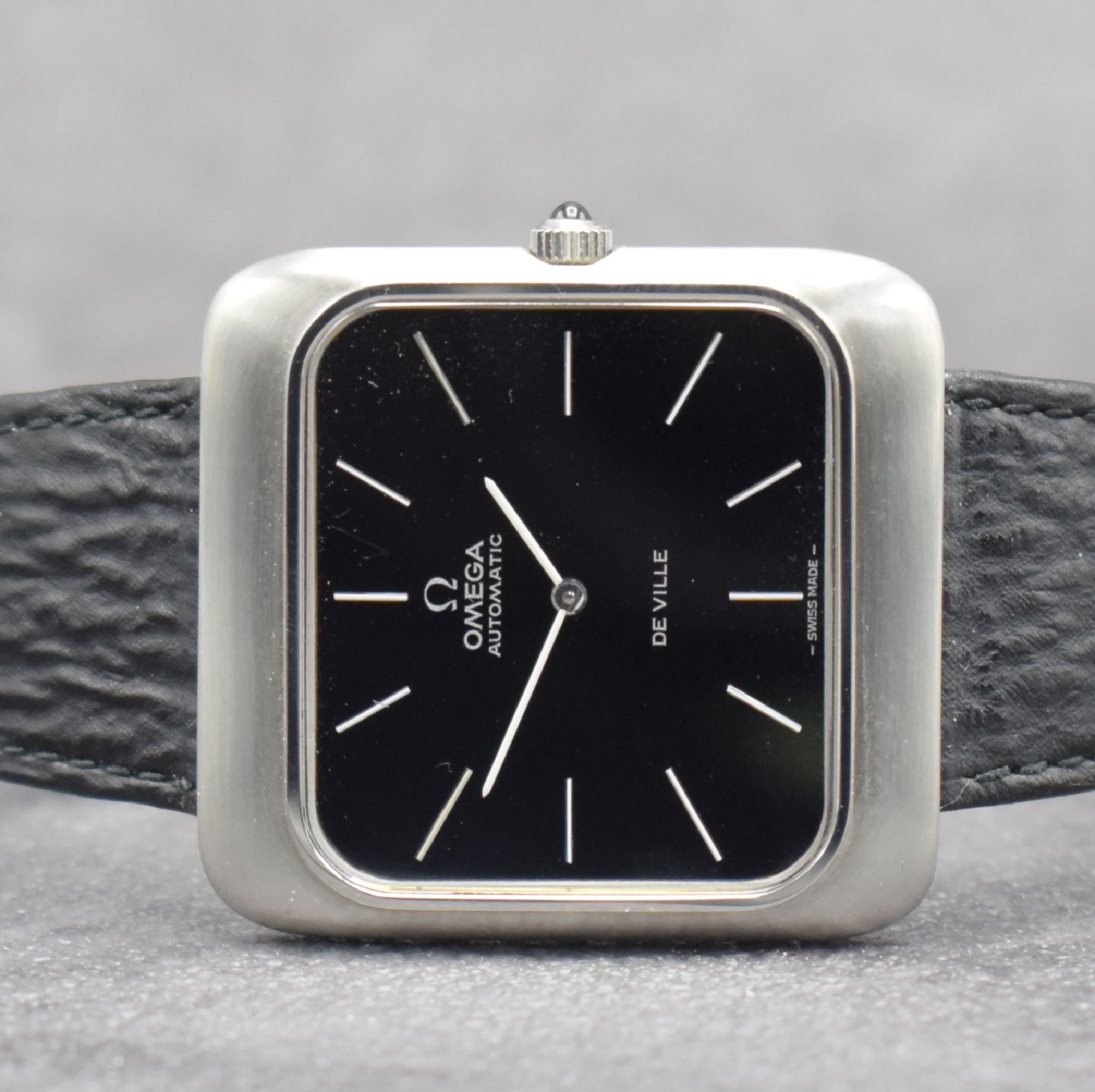 Detail a: OMEGA De Ville ungetragene Herrenarmbanduhr inStahl, Automatik, Schweiz um 1974, Boden aufgedr., Lederband m. Omega Stiftschließe, Schmuckkrone, ...