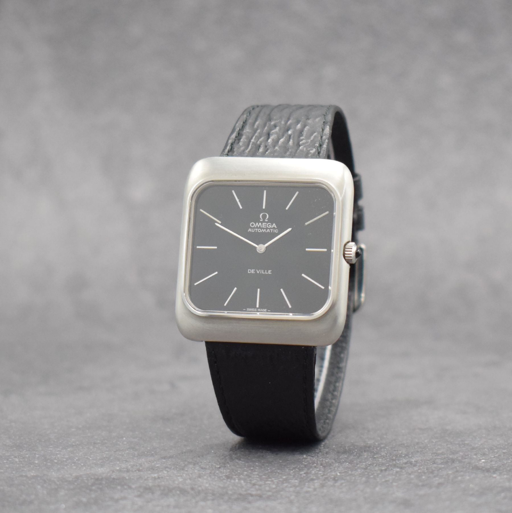 Detail b: OMEGA De Ville ungetragene Herrenarmbanduhr inStahl, Automatik, Schweiz um 1974, Boden aufgedr., Lederband m. Omega Stiftschließe, Schmuckkrone, ...