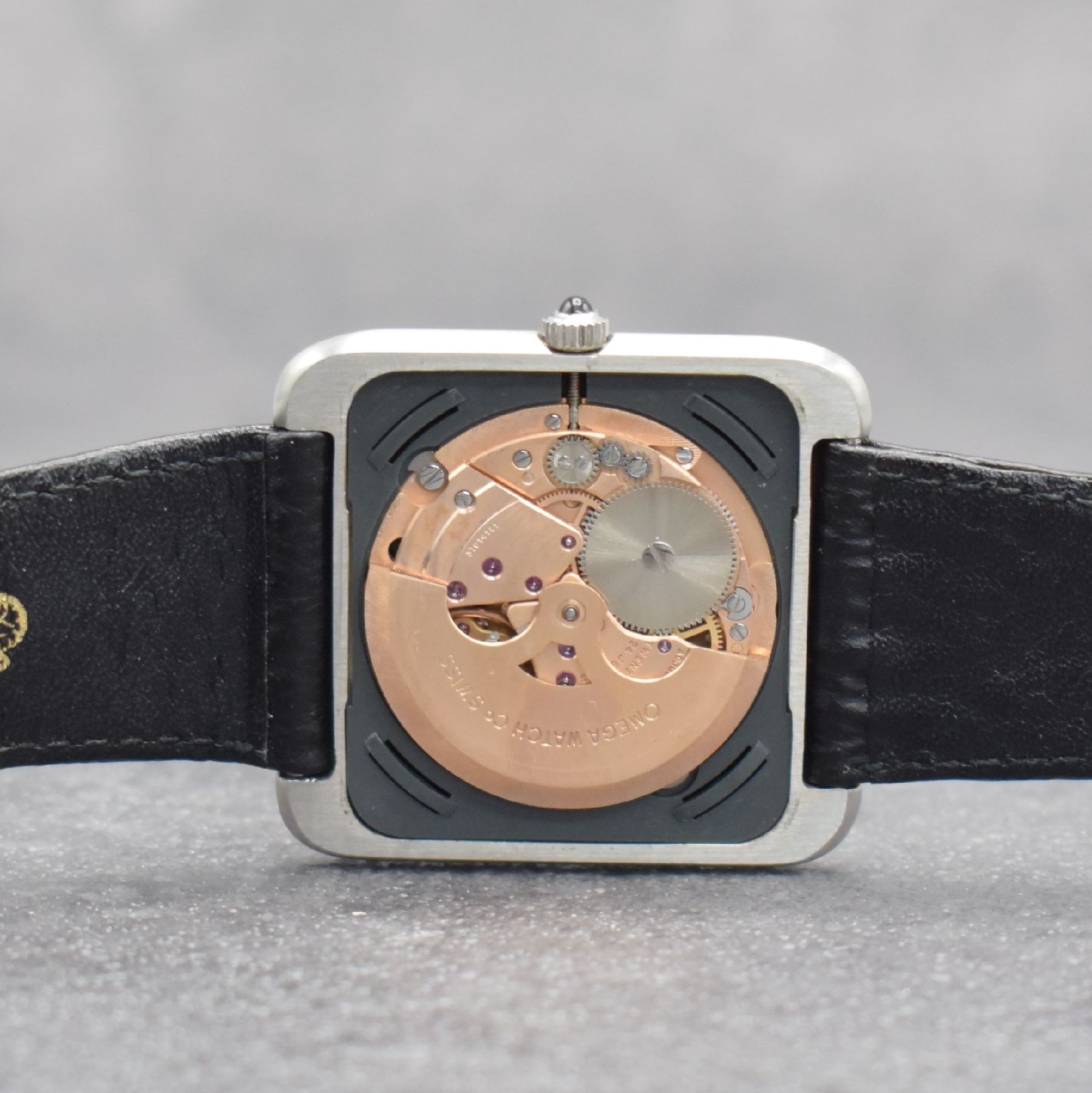 Detail f: OMEGA De Ville ungetragene Herrenarmbanduhr inStahl, Automatik, Schweiz um 1974, Boden aufgedr., Lederband m. Omega Stiftschließe, Schmuckkrone, ...