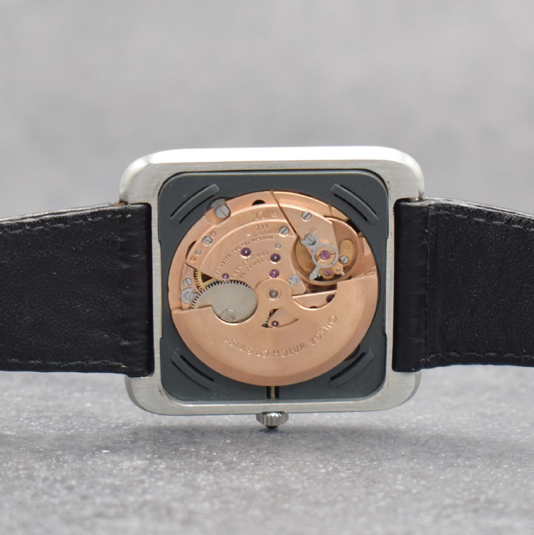 Detail g: OMEGA De Ville ungetragene Herrenarmbanduhr inStahl, Automatik, Schweiz um 1974, Boden aufgedr., Lederband m. Omega Stiftschließe, Schmuckkrone, ...
