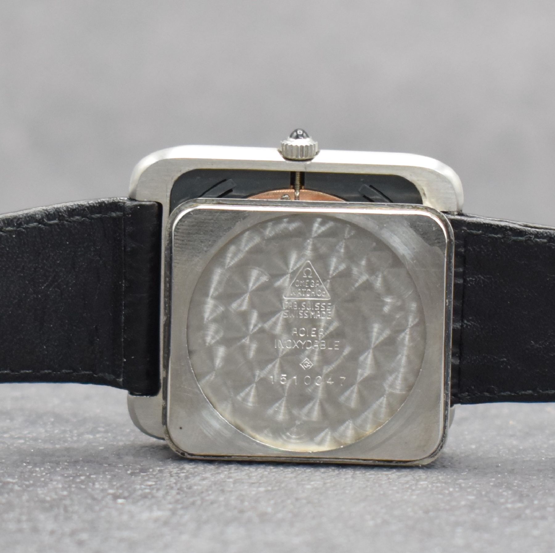 Detail h: OMEGA De Ville ungetragene Herrenarmbanduhr inStahl, Automatik, Schweiz um 1974, Boden aufgedr., Lederband m. Omega Stiftschließe, Schmuckkrone, ...