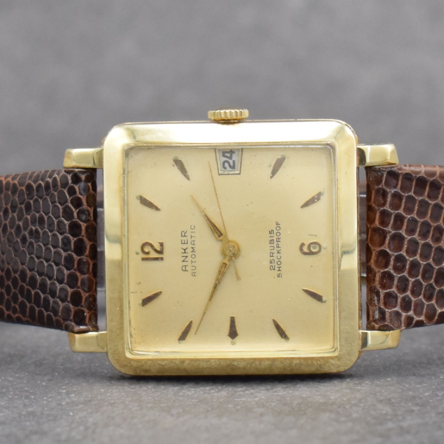 Detail a: ANKER Herrenarmbanduhr in GG 585/000, Deutschland um 1955, Automatik, 2-teil. Geh., Boden aufgedr., silb. Zifferbl. m. aufges. Std.-Ind. pat., gold. ...