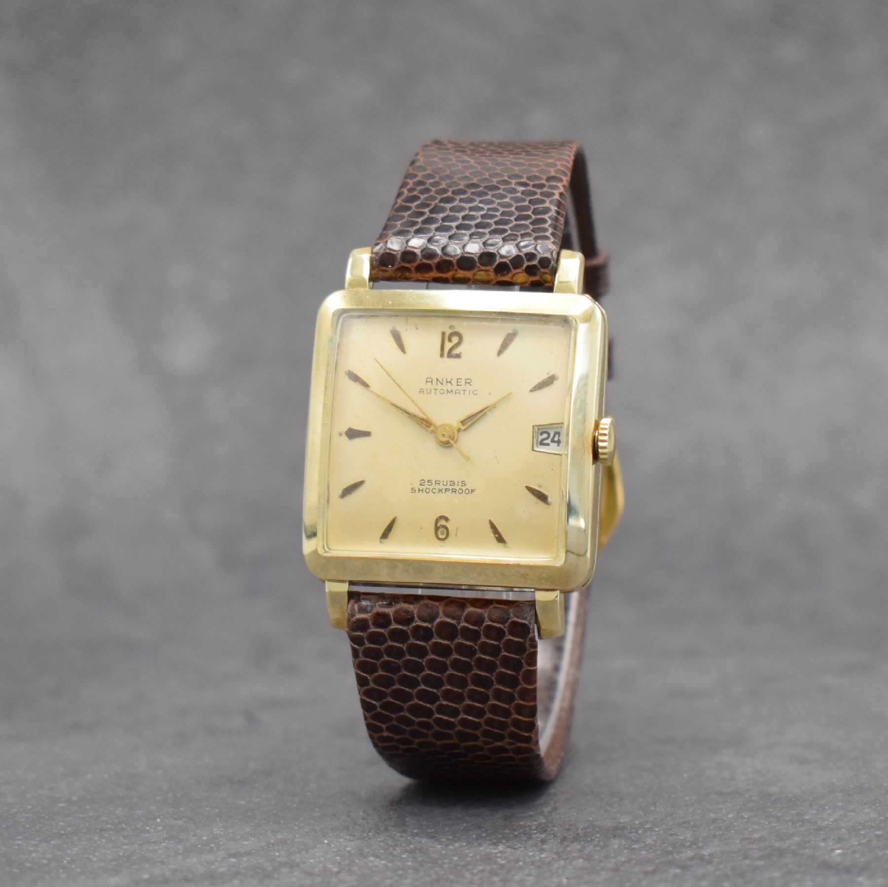 Detail b: ANKER Herrenarmbanduhr in GG 585/000, Deutschland um 1955, Automatik, 2-teil. Geh., Boden aufgedr., silb. Zifferbl. m. aufges. Std.-Ind. pat., gold. ...
