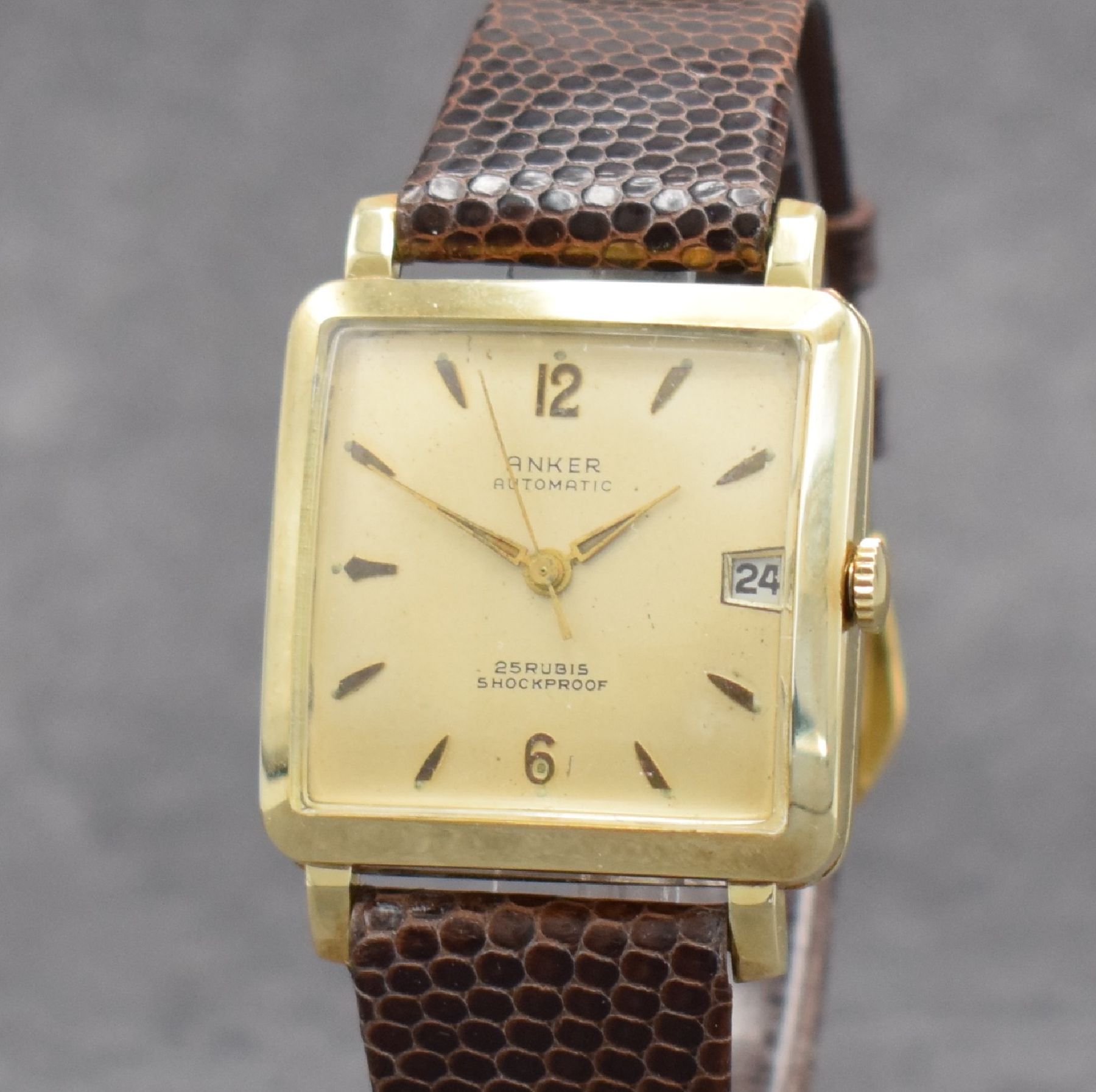 Detail c: ANKER Herrenarmbanduhr in GG 585/000, Deutschland um 1955, Automatik, 2-teil. Geh., Boden aufgedr., silb. Zifferbl. m. aufges. Std.-Ind. pat., gold. ...