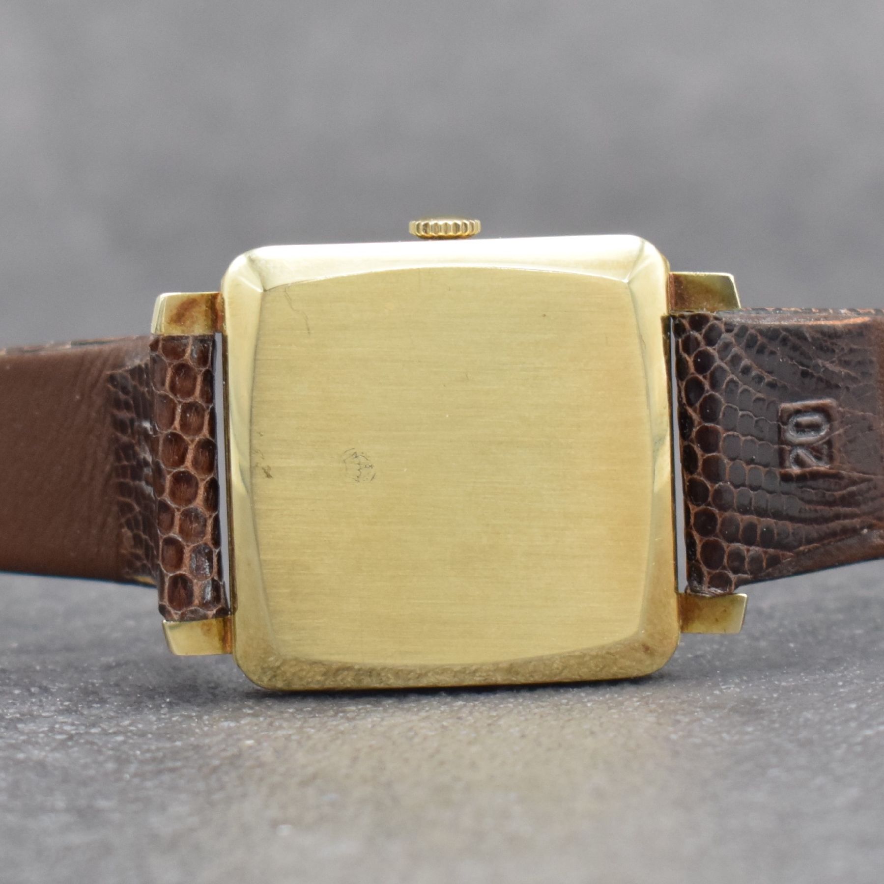 Detail d: ANKER Herrenarmbanduhr in GG 585/000, Deutschland um 1955, Automatik, 2-teil. Geh., Boden aufgedr., silb. Zifferbl. m. aufges. Std.-Ind. pat., gold. ...