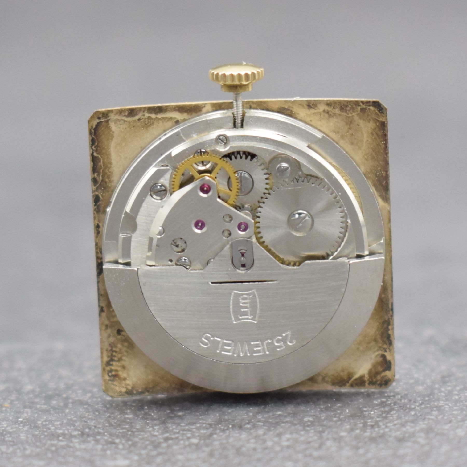 Detail e: ANKER Herrenarmbanduhr in GG 585/000, Deutschland um 1955, Automatik, 2-teil. Geh., Boden aufgedr., silb. Zifferbl. m. aufges. Std.-Ind. pat., gold. ...