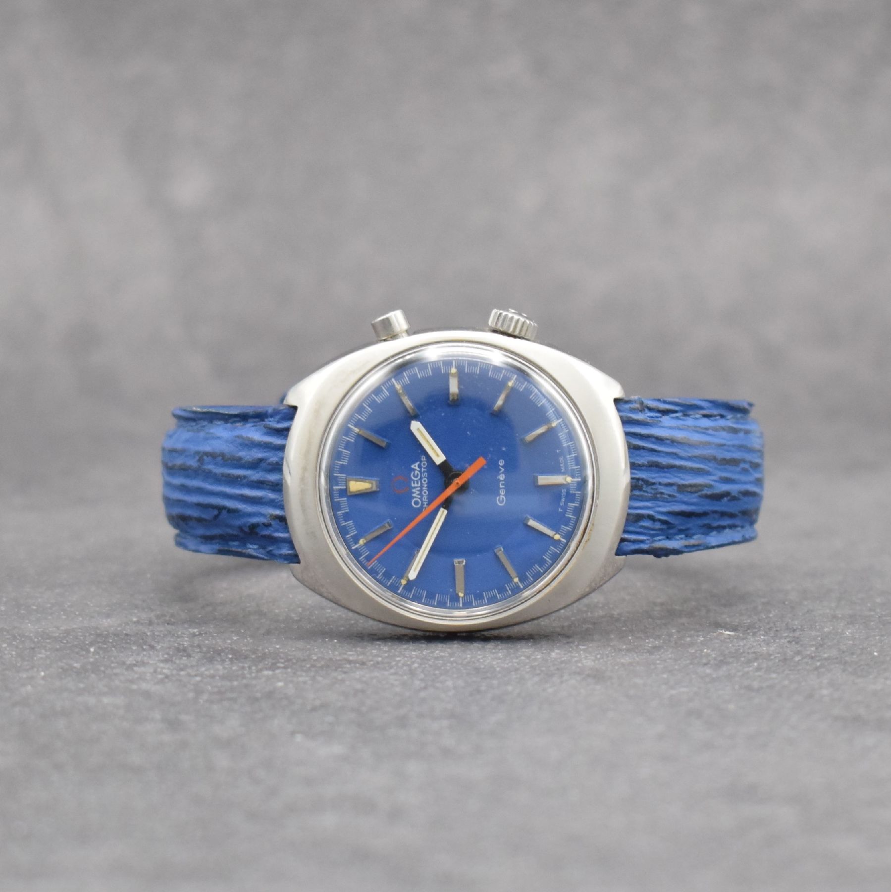 OMEGA Geneve Chronostop Herrenarmbanduhr mit Stopp-Funktion, Schweiz um 1969, Handaufzug, Ref. 145.009, 2-teil. Edelstahlgeh., Boden verschr., blaues ...
