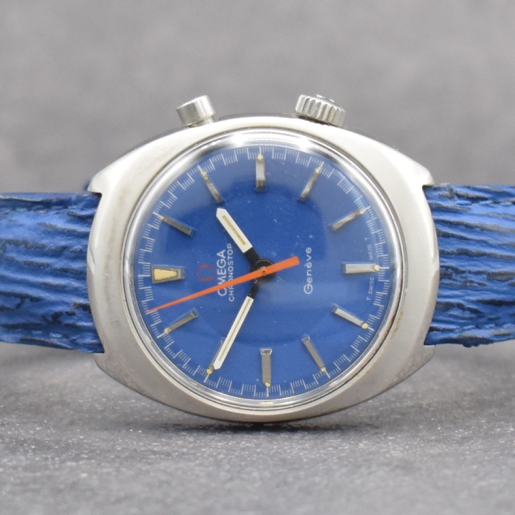 Detail a: OMEGA Geneve Chronostop Herrenarmbanduhr mit Stopp-Funktion, Schweiz um 1969, Handaufzug, Ref. 145.009, 2-teil. Edelstahlgeh., Boden verschr., blaues ...