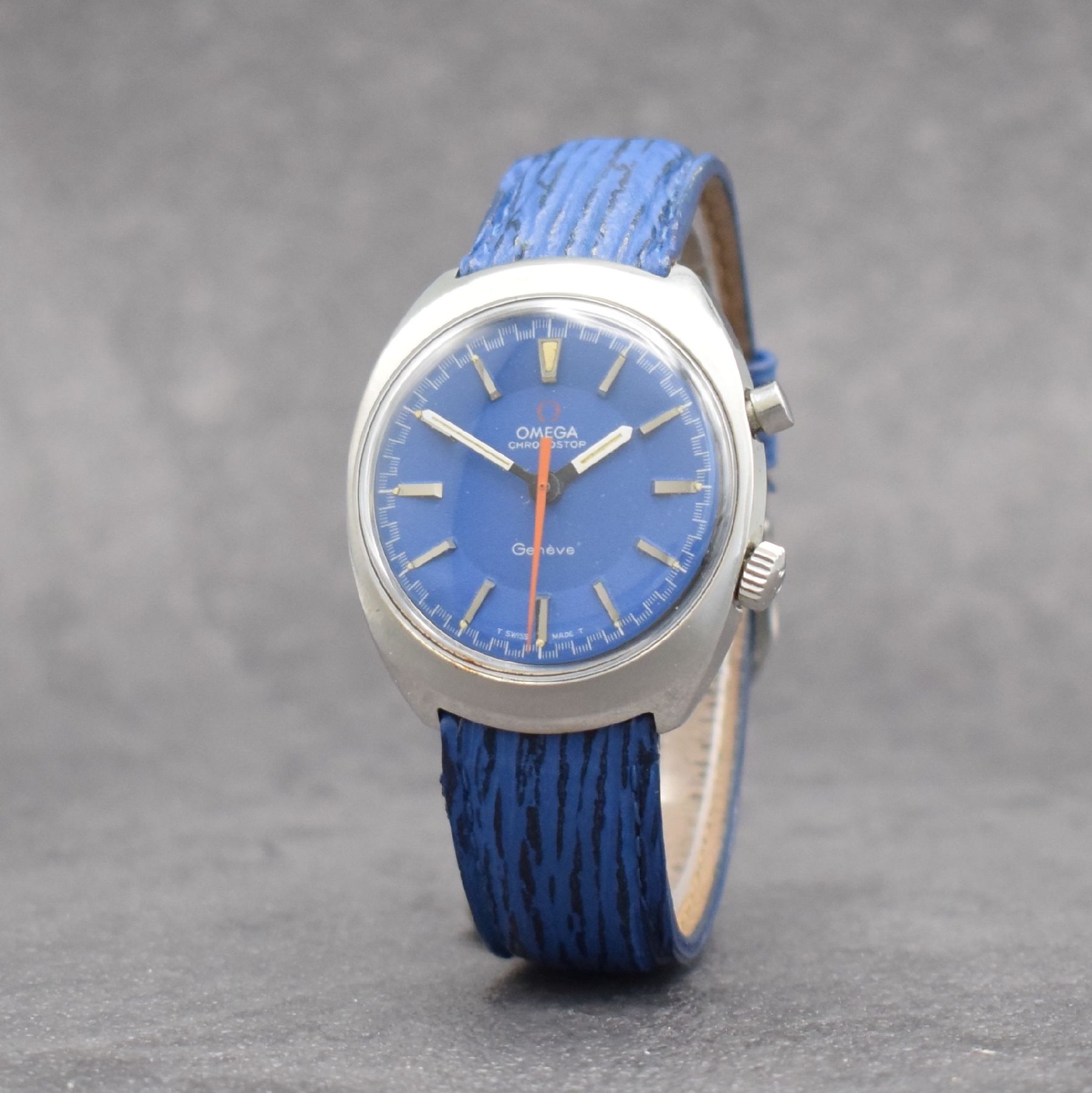 Detail b: OMEGA Geneve Chronostop Herrenarmbanduhr mit Stopp-Funktion, Schweiz um 1969, Handaufzug, Ref. 145.009, 2-teil. Edelstahlgeh., Boden verschr., blaues ...