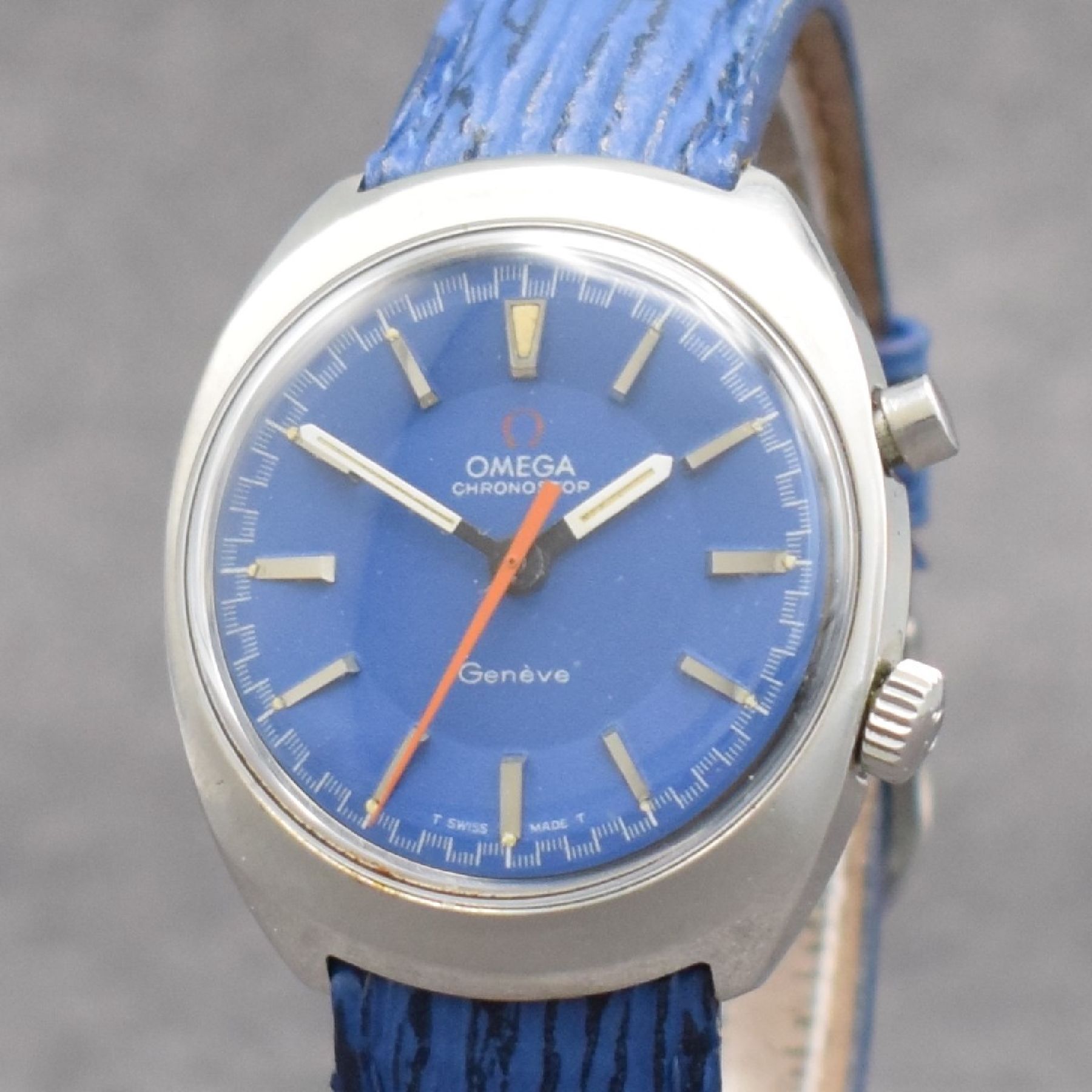 Detail c: OMEGA Geneve Chronostop Herrenarmbanduhr mit Stopp-Funktion, Schweiz um 1969, Handaufzug, Ref. 145.009, 2-teil. Edelstahlgeh., Boden verschr., blaues ...