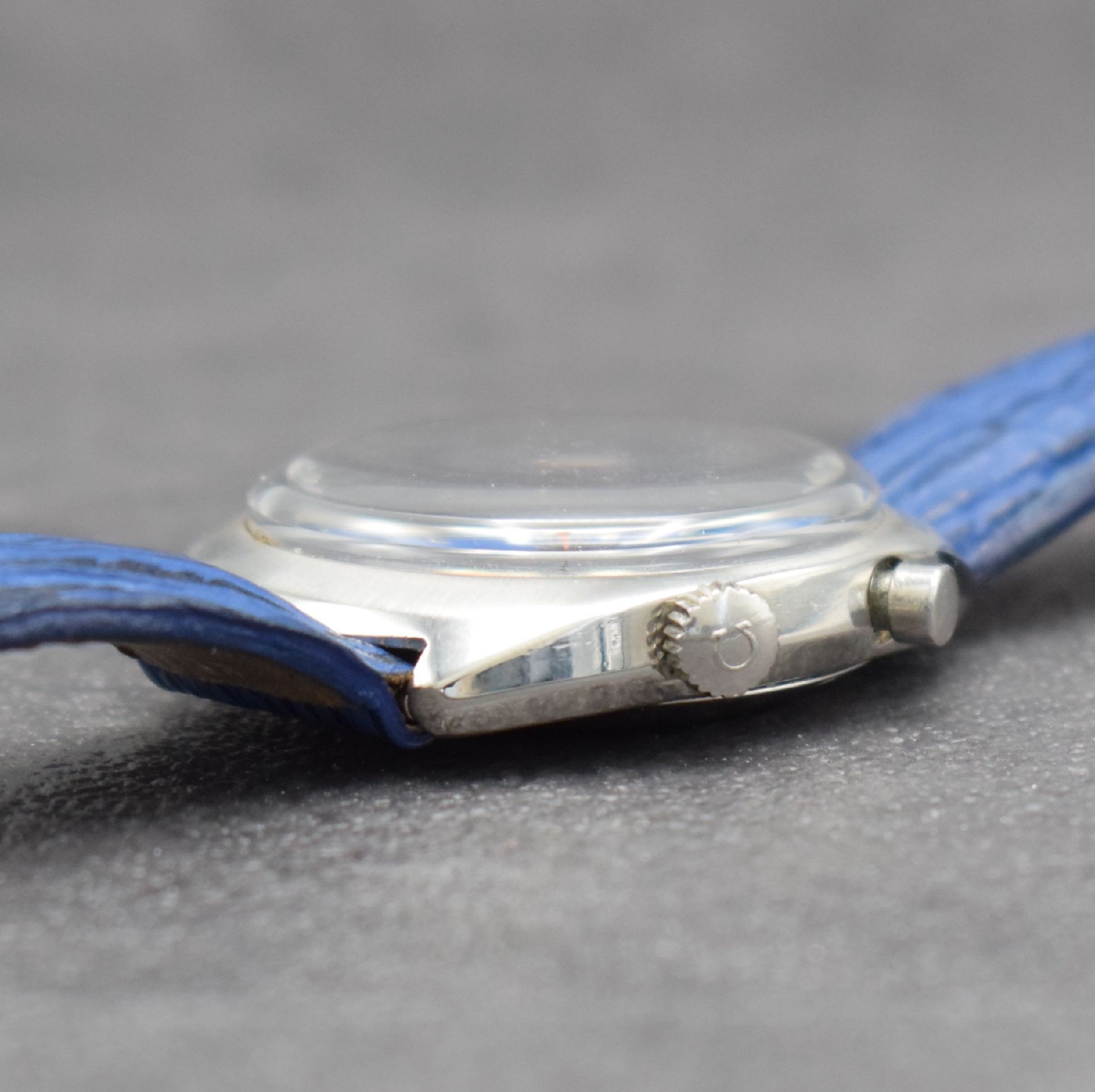 Detail d: OMEGA Geneve Chronostop Herrenarmbanduhr mit Stopp-Funktion, Schweiz um 1969, Handaufzug, Ref. 145.009, 2-teil. Edelstahlgeh., Boden verschr., blaues ...