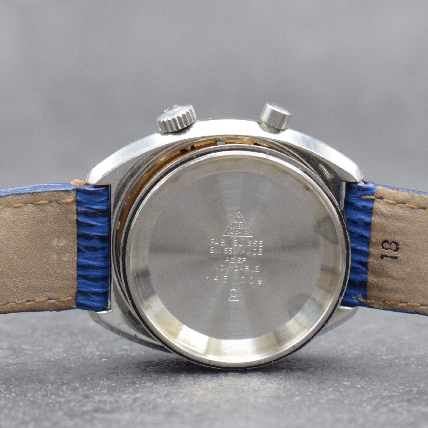 Detail g: OMEGA Geneve Chronostop Herrenarmbanduhr mit Stopp-Funktion, Schweiz um 1969, Handaufzug, Ref. 145.009, 2-teil. Edelstahlgeh., Boden verschr., blaues ...