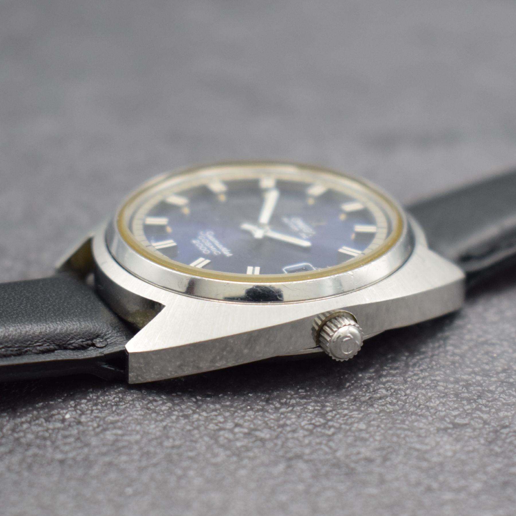 Detail d: OMEGA Herrenarmbanduhr Seamaster COSMIC 2000, Automatik, Schweiz um 1970, Edelstahl -Stülpgeh., Mineralflachgl., blaues Zifferbl. m. aufgel. ...
