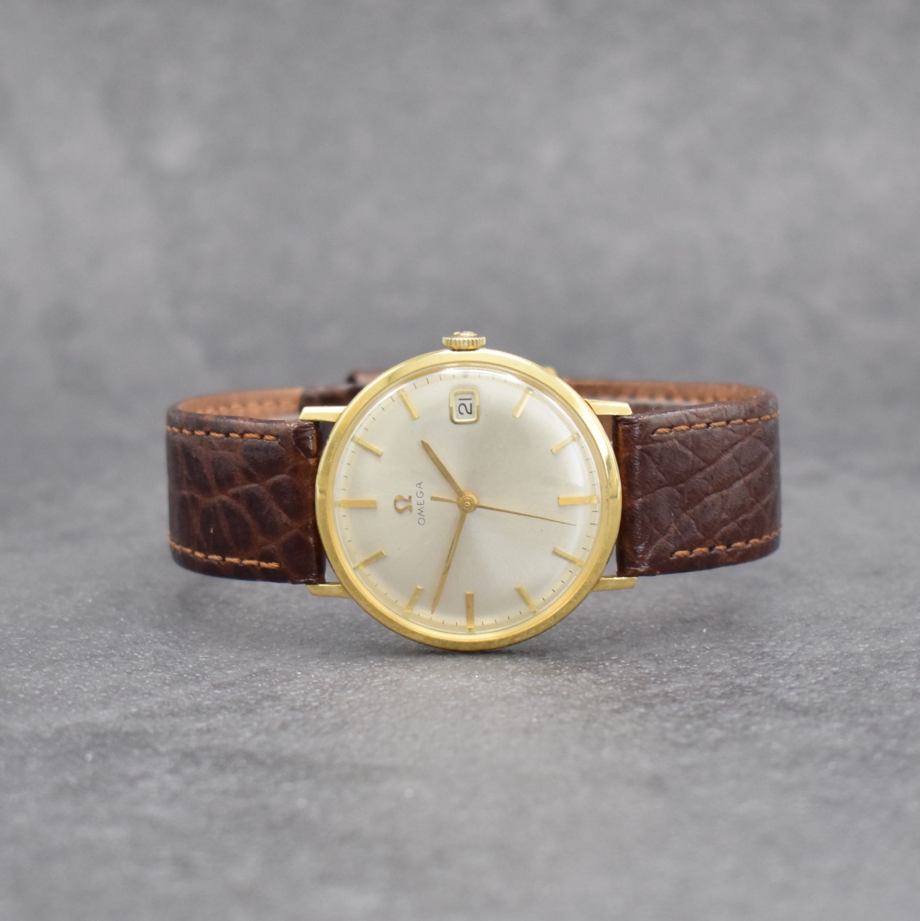 OMEGA Herrenarmbanduhr in GG 750/000, Schweiz um 1964, Automatik, Ref. 132016, 2- teil. Geh., Glasrand aufgedr., silb. Zifferbl. m. aufges. gold. ...