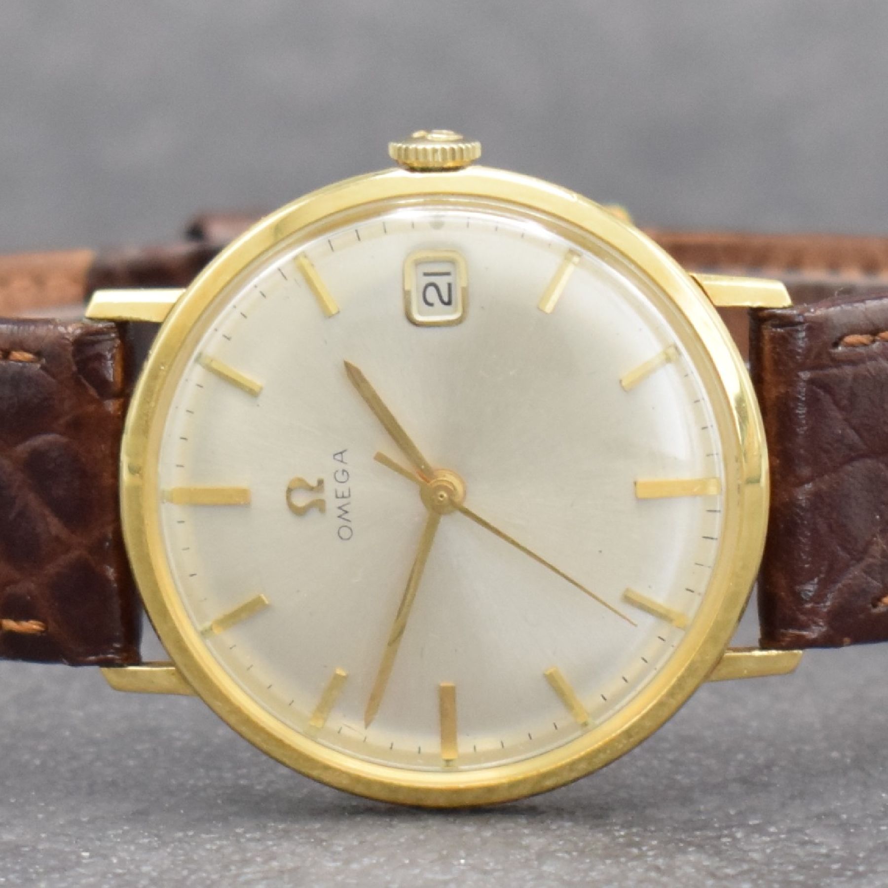 Detail a: OMEGA Herrenarmbanduhr in GG 750/000, Schweiz um 1964, Automatik, Ref. 132016, 2- teil. Geh., Glasrand aufgedr., silb. Zifferbl. m. aufges. gold. ...