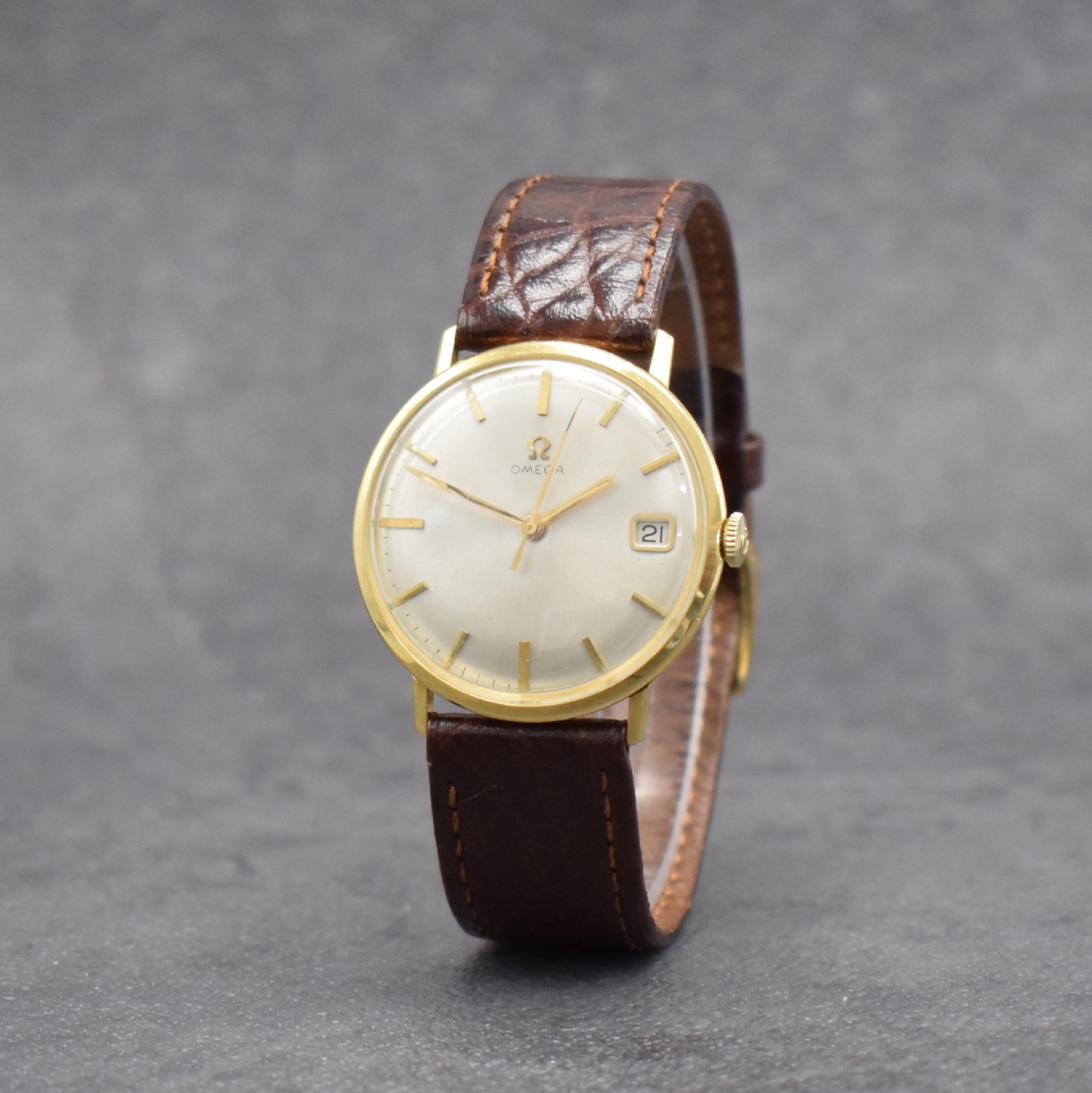 Detail b: OMEGA Herrenarmbanduhr in GG 750/000, Schweiz um 1964, Automatik, Ref. 132016, 2- teil. Geh., Glasrand aufgedr., silb. Zifferbl. m. aufges. gold. ...