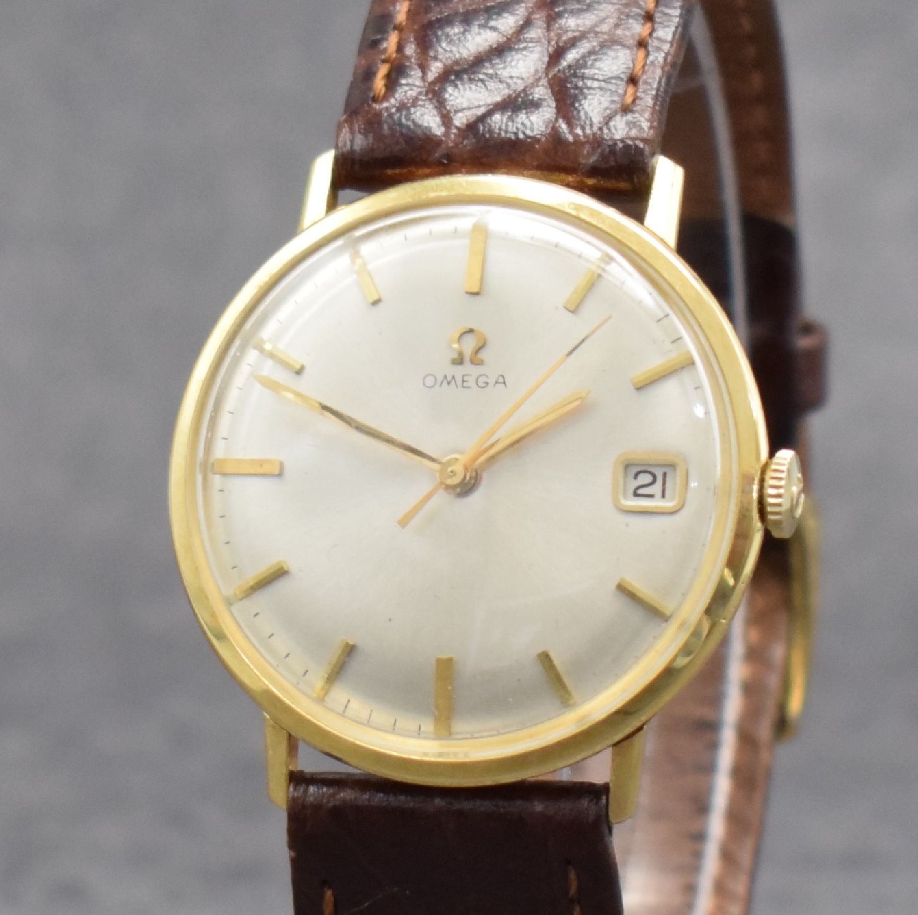 Detail c: OMEGA Herrenarmbanduhr in GG 750/000, Schweiz um 1964, Automatik, Ref. 132016, 2- teil. Geh., Glasrand aufgedr., silb. Zifferbl. m. aufges. gold. ...