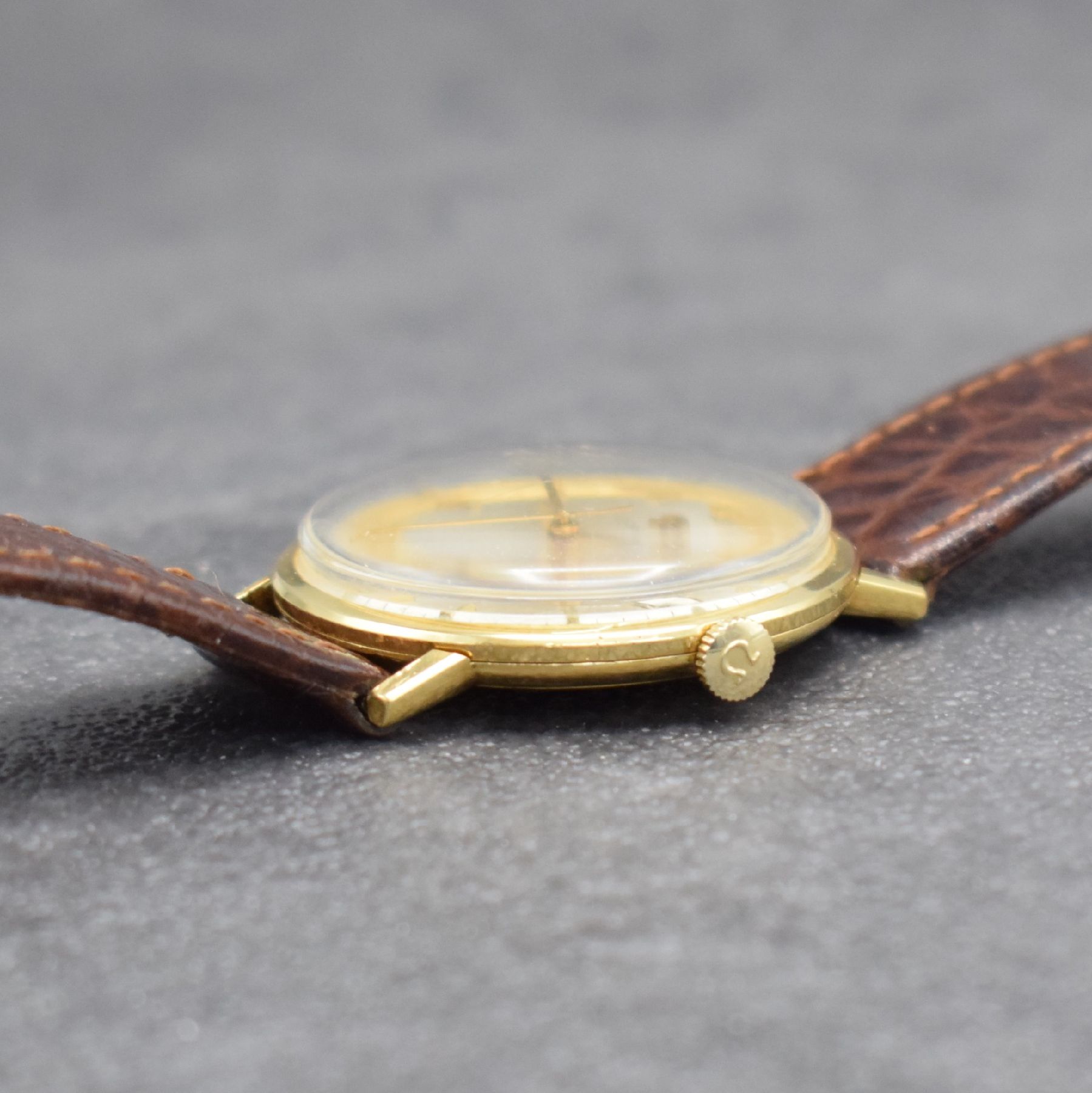 Detail d: OMEGA Herrenarmbanduhr in GG 750/000, Schweiz um 1964, Automatik, Ref. 132016, 2- teil. Geh., Glasrand aufgedr., silb. Zifferbl. m. aufges. gold. ...