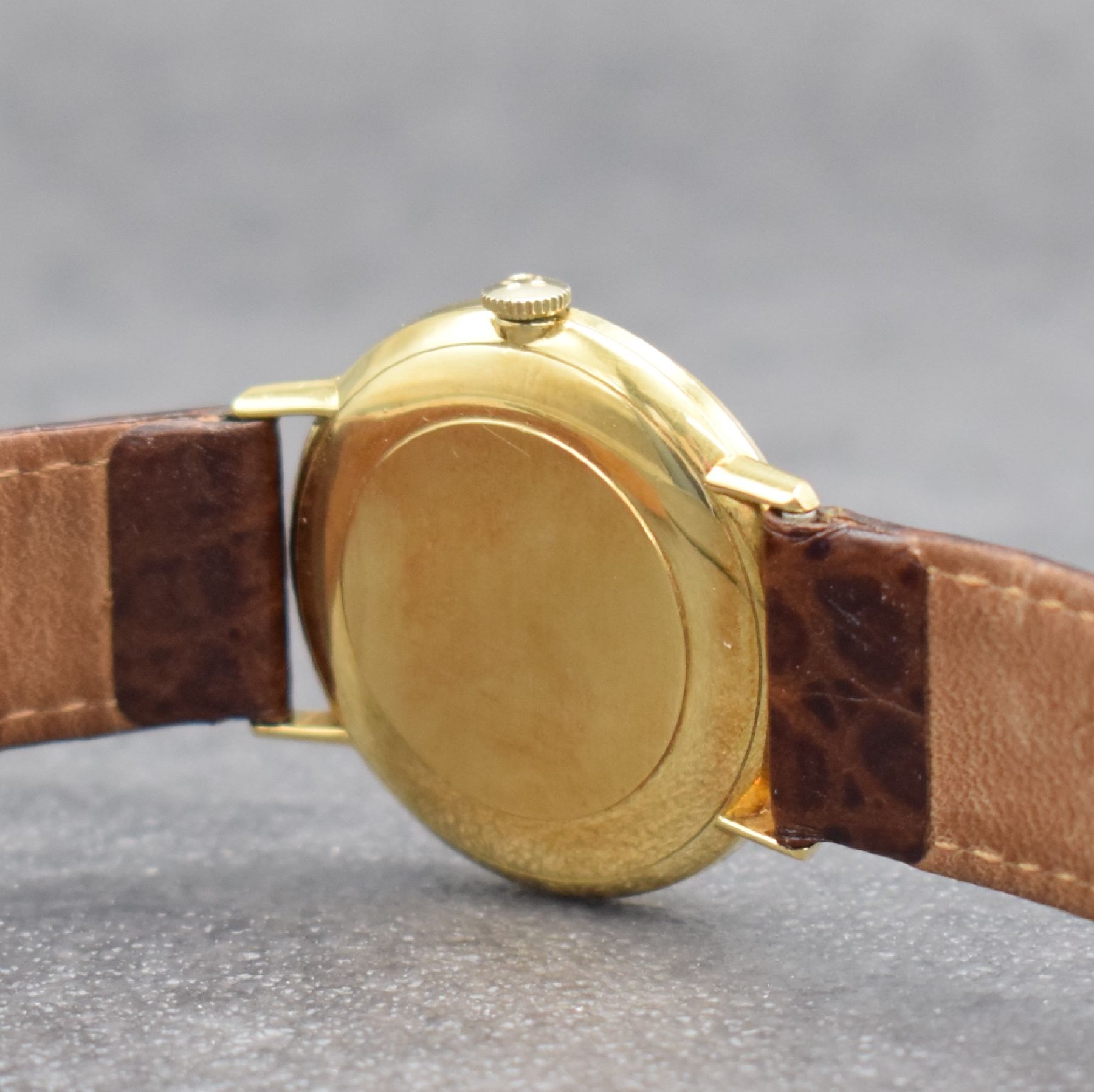 Detail e: OMEGA Herrenarmbanduhr in GG 750/000, Schweiz um 1964, Automatik, Ref. 132016, 2- teil. Geh., Glasrand aufgedr., silb. Zifferbl. m. aufges. gold. ...