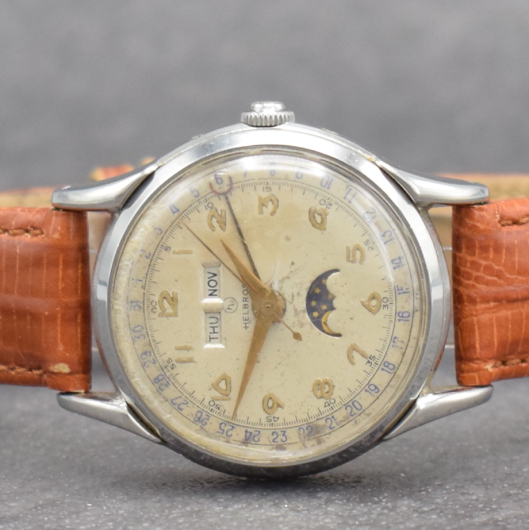 Detail a: HELBROS Herrenarmbanduhr mit Vollkalender in Edelstahl, Schweiz um 1950, Handaufzug, 3- teil. Geh., Boden & Glasrand aufgedr., silb. Zifferblatt m. ...