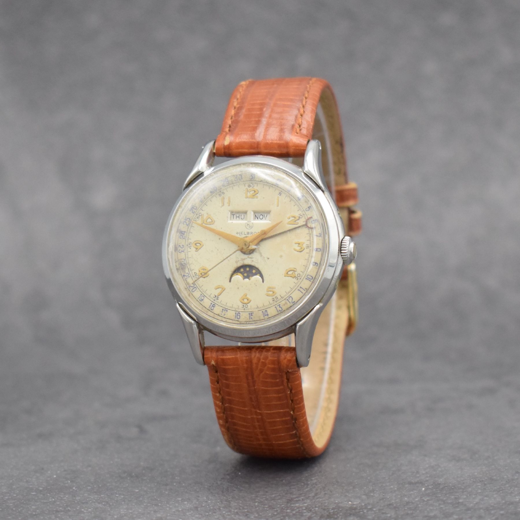 Detail b: HELBROS Herrenarmbanduhr mit Vollkalender in Edelstahl, Schweiz um 1950, Handaufzug, 3- teil. Geh., Boden & Glasrand aufgedr., silb. Zifferblatt m. ...