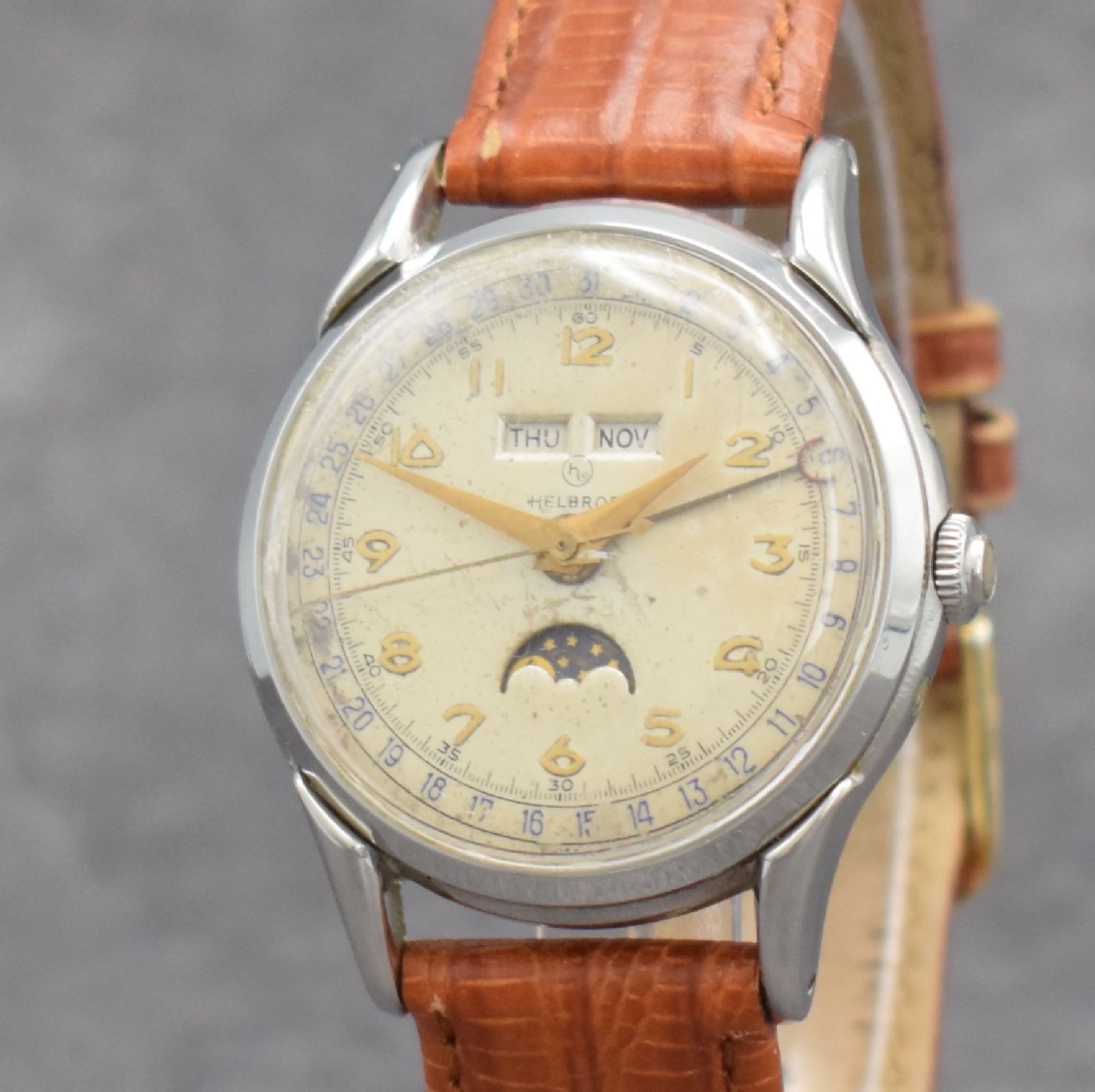 Detail c: HELBROS Herrenarmbanduhr mit Vollkalender in Edelstahl, Schweiz um 1950, Handaufzug, 3- teil. Geh., Boden & Glasrand aufgedr., silb. Zifferblatt m. ...